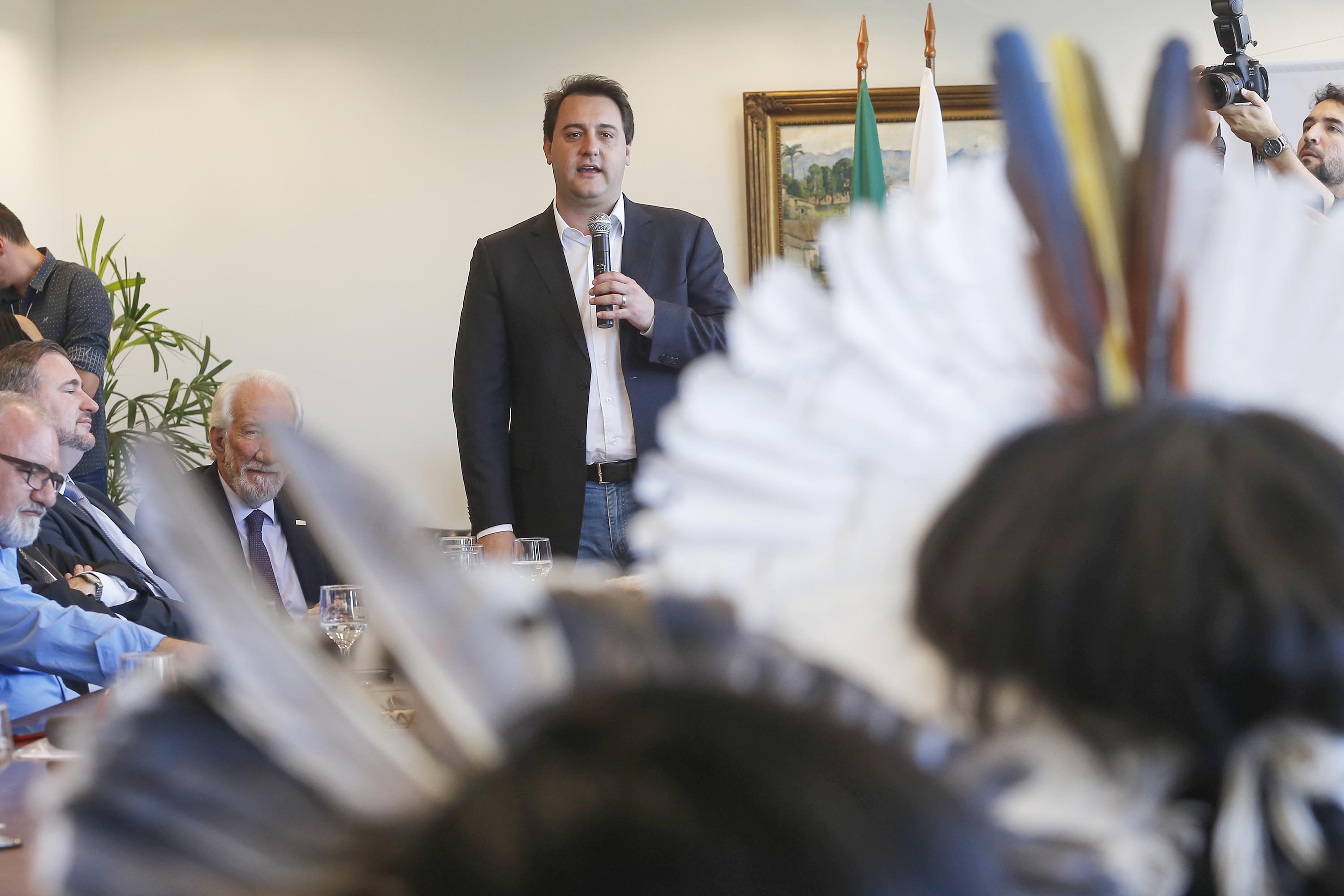 O governador Carlos Massa Ratinho Junior assina projeto de lei, a ser enviado à Assembleia Legislativa, propondo a criação do Conselho Estadual dos Povos Indígenas do Paraná. Presentes na solenidade: superintendente geral de diálogo e interação social Mauro Rockenbach, caciques, deputados, entre outros.Curitiba, 17-04-19.Foto: Arnaldo Alves / ANPr.