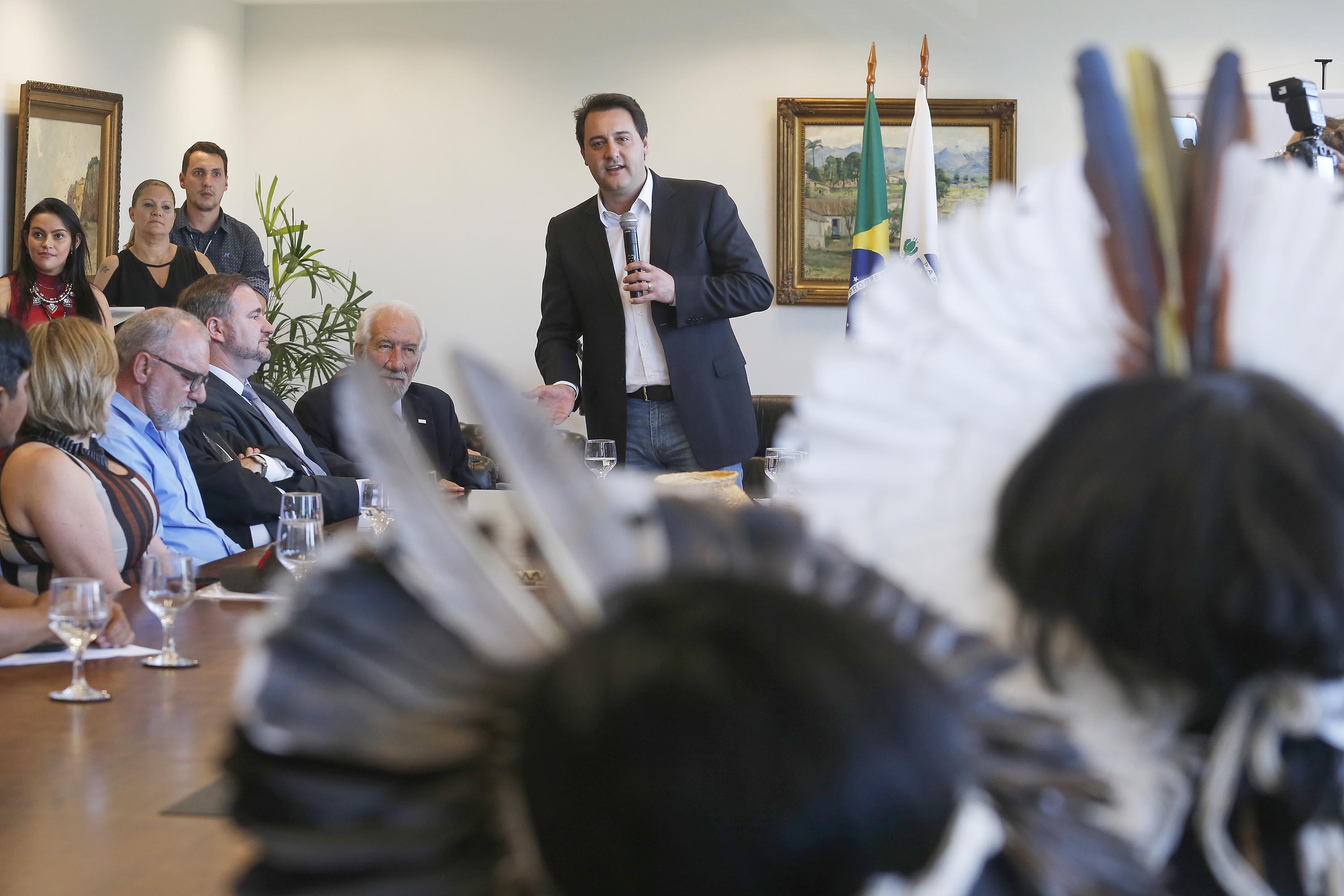 O governador Carlos Massa Ratinho Junior assina projeto de lei, a ser enviado à Assembleia Legislativa, propondo a criação do Conselho Estadual dos Povos Indígenas do Paraná. Presentes na solenidade: superintendente geral de diálogo e interação social Mauro Rockenbach, caciques, deputados, entre outros.Curitiba, 17-04-19.Foto: Arnaldo Alves / ANPr.