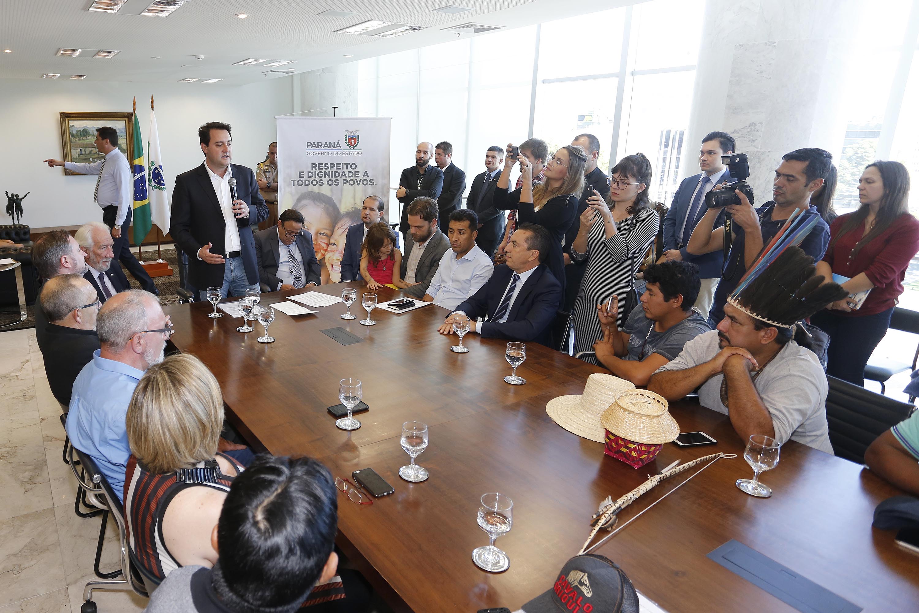 O governador Carlos Massa Ratinho Junior assina projeto de lei, a ser enviado à Assembleia Legislativa, propondo a criação do Conselho Estadual dos Povos Indígenas do Paraná. Presentes na solenidade: superintendente geral de diálogo e interação social Mauro Rockenbach, caciques, deputados, entre outros.Curitiba, 17-04-19.Foto: Arnaldo Alves / ANPr.