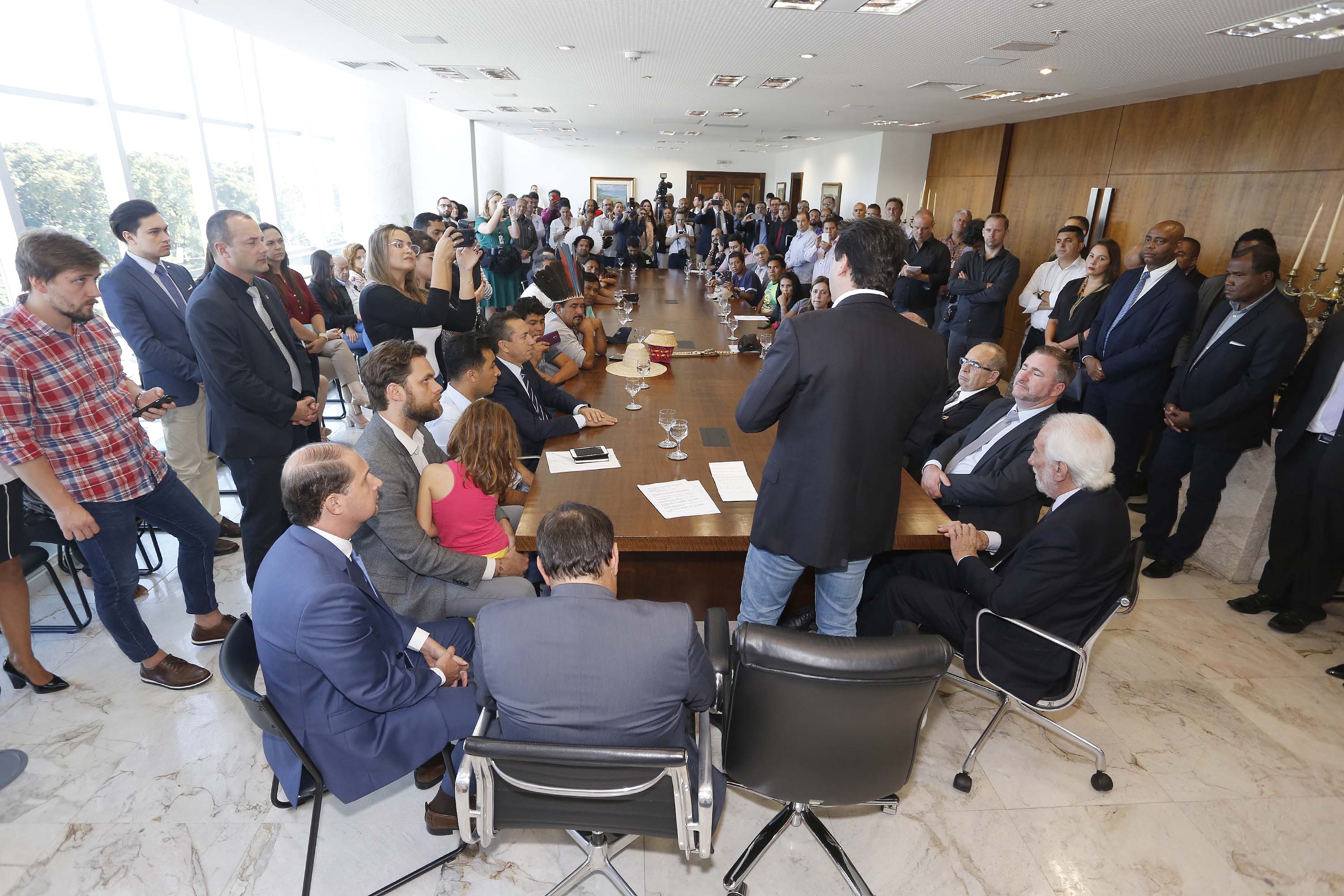 O governador Carlos Massa Ratinho Junior assina projeto de lei, a ser enviado à Assembleia Legislativa, propondo a criação do Conselho Estadual dos Povos Indígenas do Paraná. Presentes na solenidade: superintendente geral de diálogo e interação social Mauro Rockenbach, caciques, deputados, entre outros.Curitiba, 17-04-19.Foto: Arnaldo Alves / ANPr.