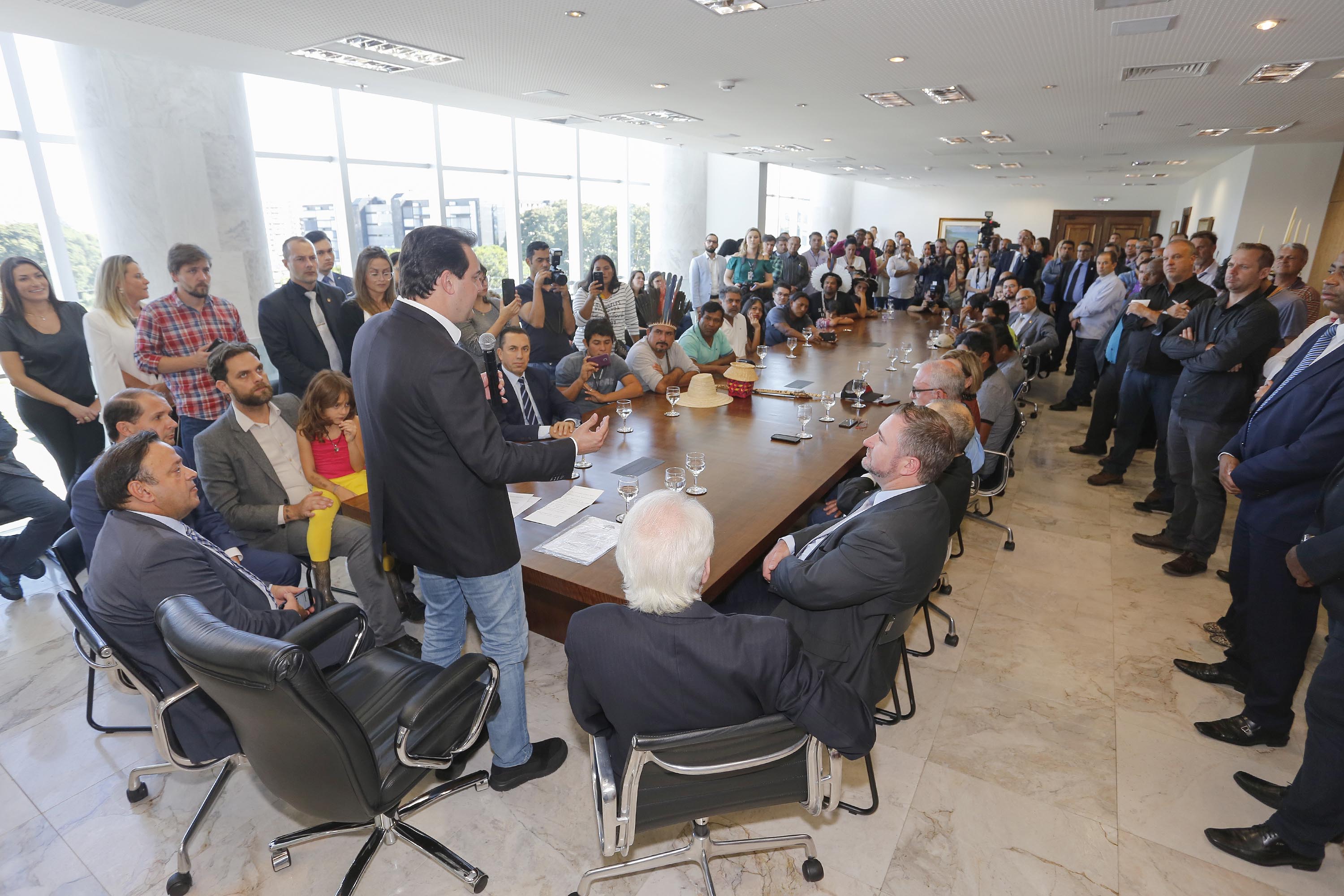 O governador Carlos Massa Ratinho Junior assina projeto de lei, a ser enviado à Assembleia Legislativa, propondo a criação do Conselho Estadual dos Povos Indígenas do Paraná. Presentes na solenidade: superintendente geral de diálogo e interação social Mauro Rockenbach, caciques, deputados, entre outros.Curitiba, 17-04-19.Foto: Arnaldo Alves / ANPr.