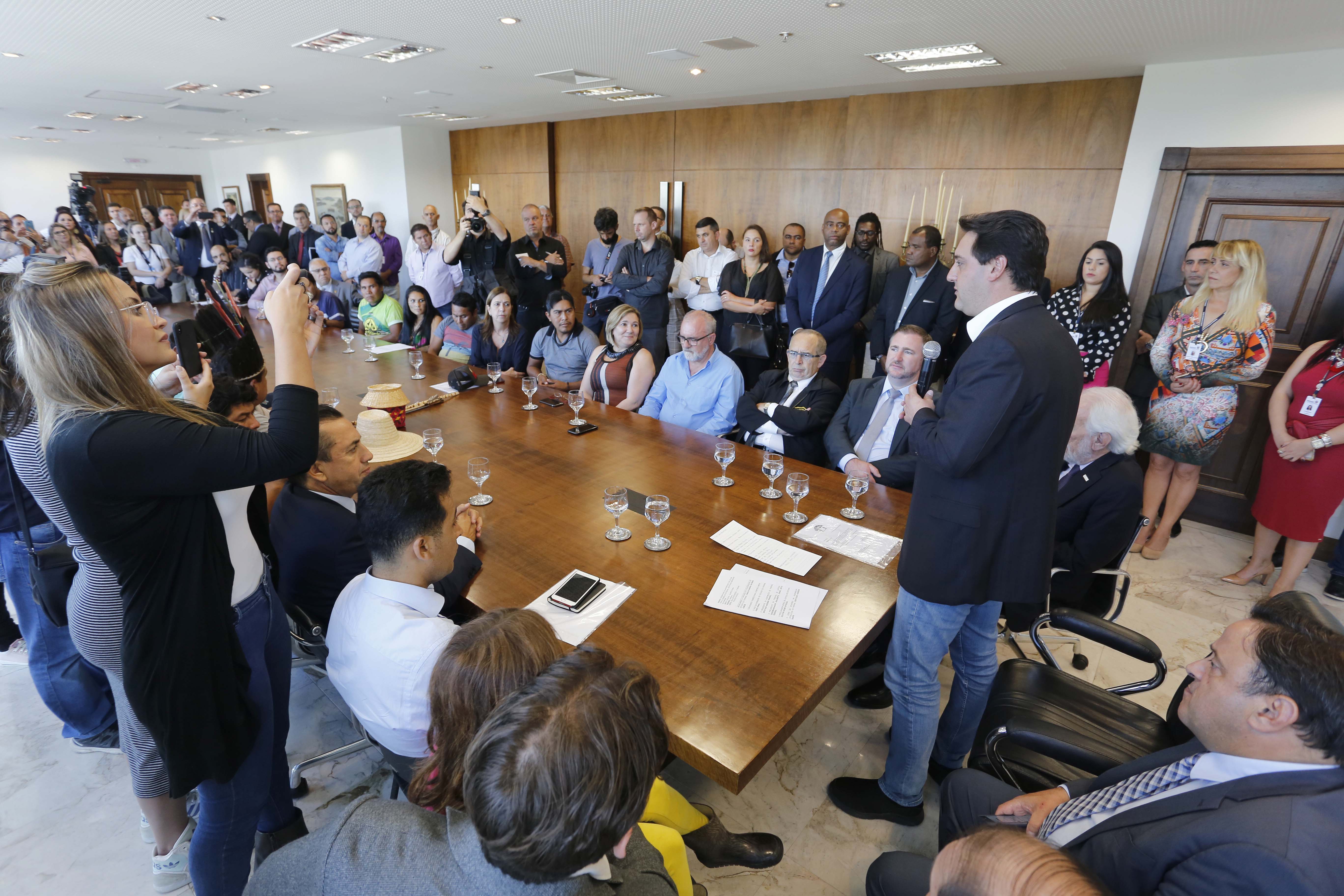 O governador Carlos Massa Ratinho Junior assina projeto de lei, a ser enviado à Assembleia Legislativa, propondo a criação do Conselho Estadual dos Povos Indígenas do Paraná. Presentes na solenidade: superintendente geral de diálogo e interação social Mauro Rockenbach, caciques, deputados, entre outros.Curitiba, 17-04-19.Foto: Arnaldo Alves / ANPr.