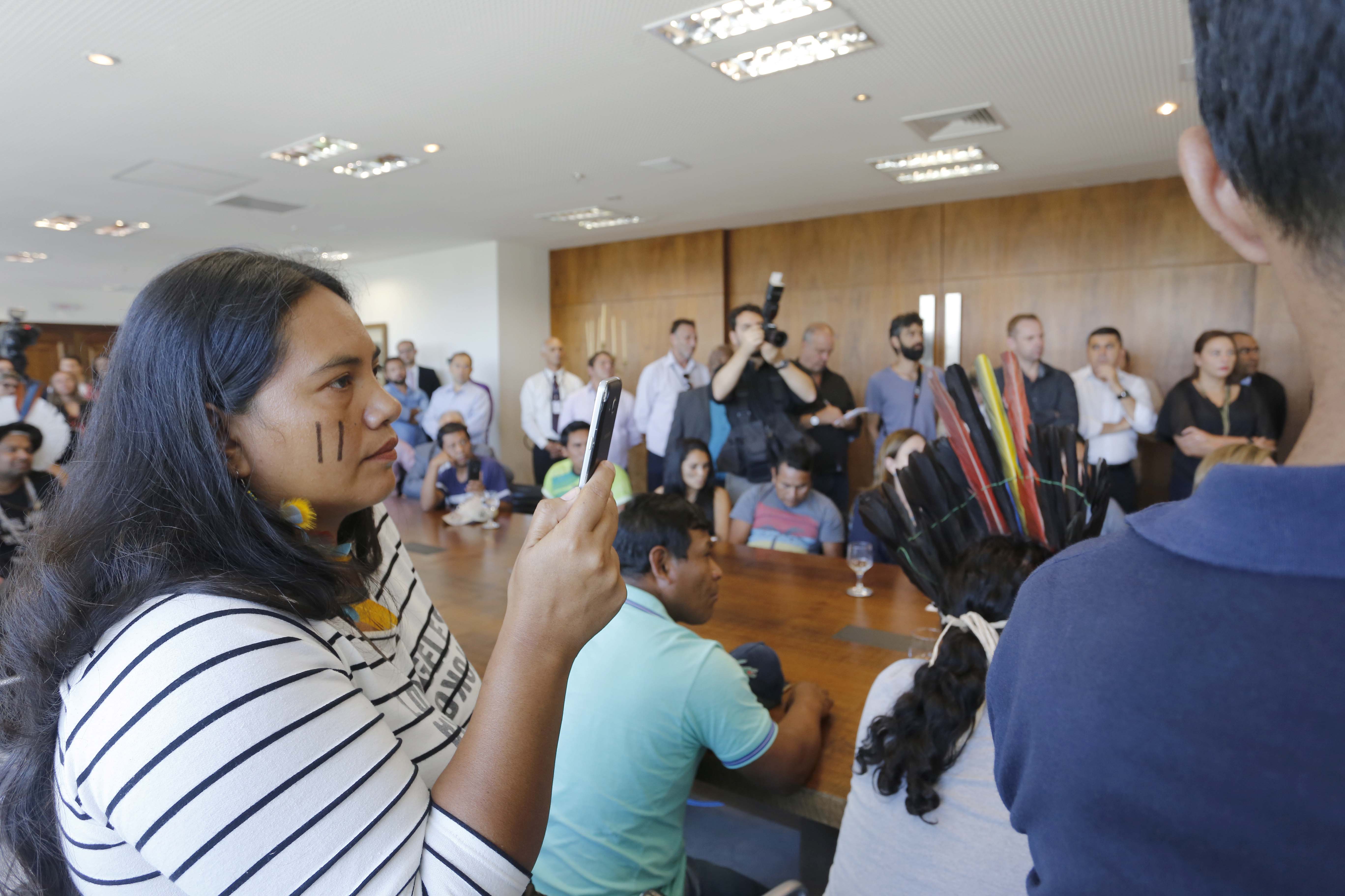 O governador Carlos Massa Ratinho Junior assina projeto de lei, a ser enviado à Assembleia Legislativa, propondo a criação do Conselho Estadual dos Povos Indígenas do Paraná. Presentes na solenidade: superintendente geral de diálogo e interação social Mauro Rockenbach, caciques, deputados, entre outros.Curitiba, 17-04-19.Foto: Arnaldo Alves / ANPr.