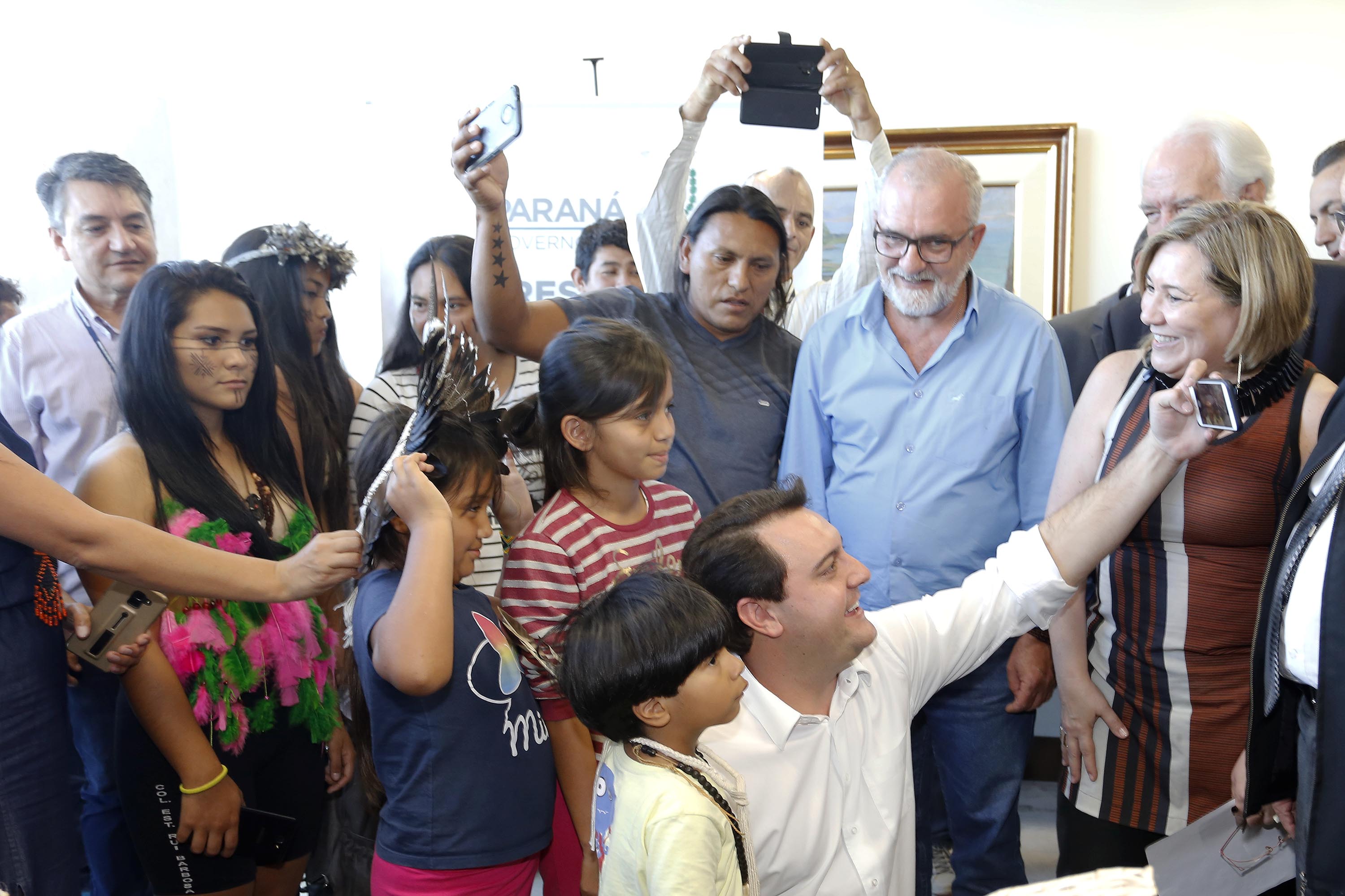 O governador Carlos Massa Ratinho Junior assinou nesta quarta-feira (17), no Palácio Iguaçu, um projeto de lei que propõe a criação do Conselho Estadual dos Povos Indígenas (CEPI-PR), órgão consultivo que será responsável por assegurar a participação dos povos indígenas nas políticas públicas do Estado. - .Curitiba, 17-04-19.Foto: Arnaldo Alves / ANPr.