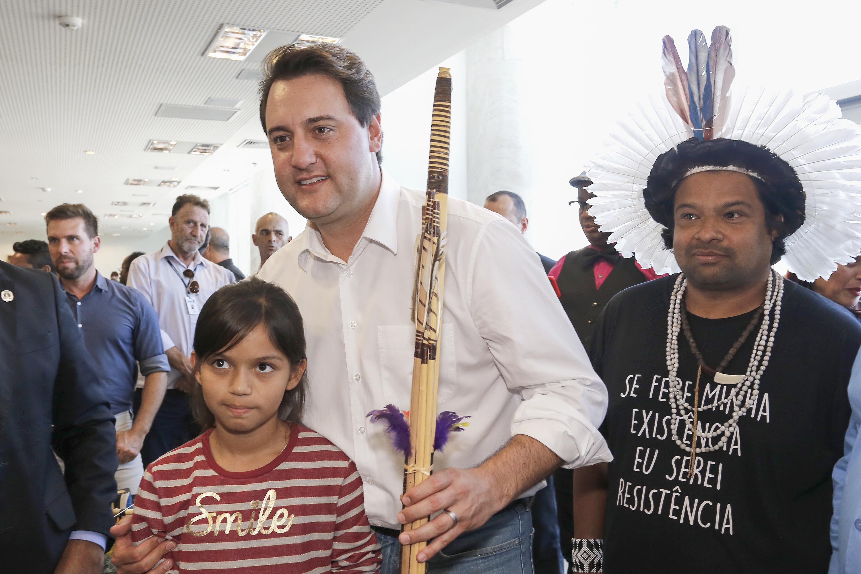 O governador Carlos Massa Ratinho Junior assina projeto de lei, a ser enviado à Assembleia Legislativa, propondo a criação do Conselho Estadual dos Povos Indígenas do Paraná. Presentes na solenidade: superintendente geral de diálogo e interação social Mauro Rockenbach, caciques, deputados, entre outros.Curitiba, 17-04-19.Foto: Arnaldo Alves / ANPr.