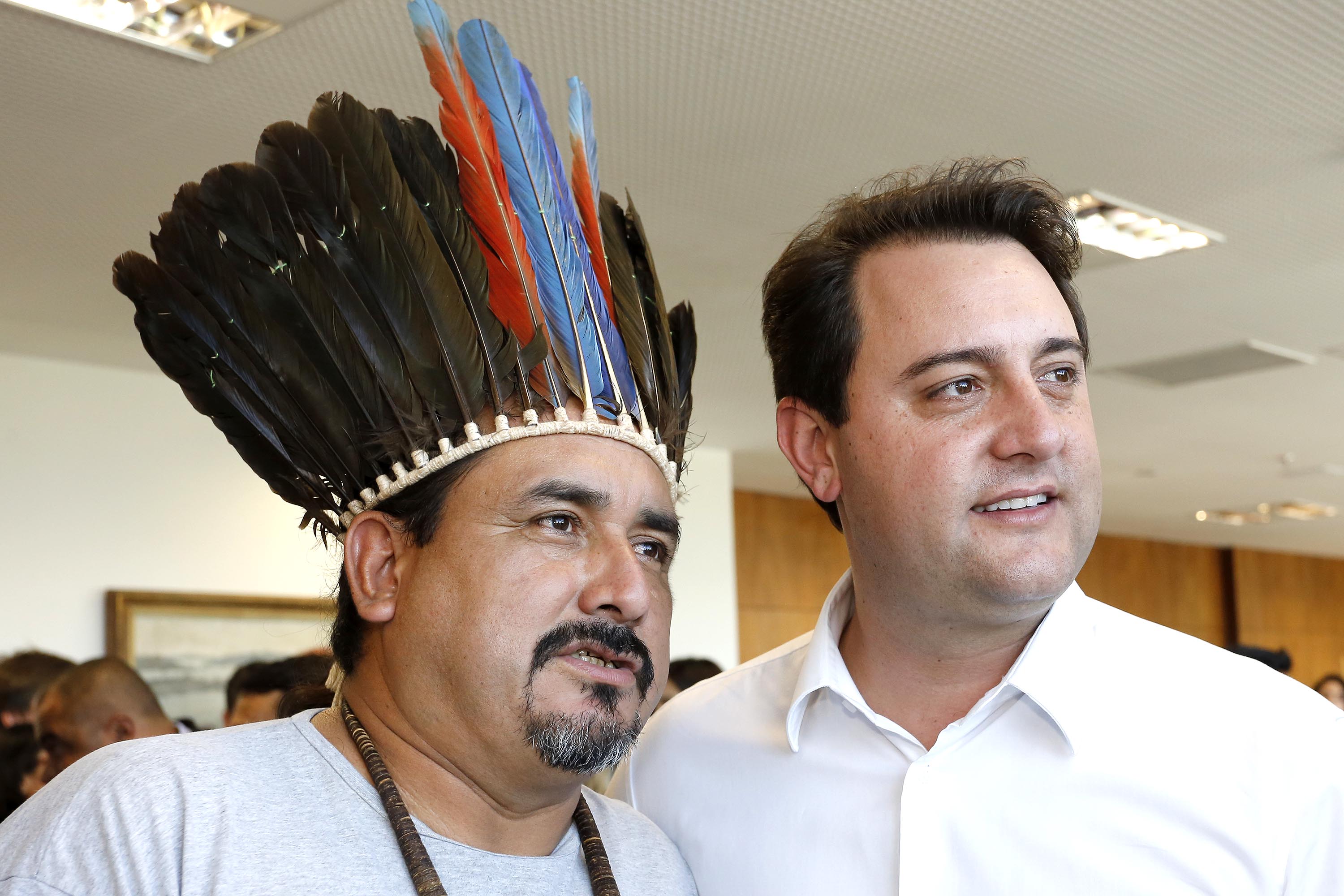 O governador Carlos Massa Ratinho Junior assina projeto de lei, a ser enviado à Assembleia Legislativa, propondo a criação do Conselho Estadual dos Povos Indígenas do Paraná. Presentes na solenidade: superintendente geral de diálogo e interação social Mauro Rockenbach, caciques, deputados, entre outros.Curitiba, 17-04-19.Foto: Arnaldo Alves / ANPr.