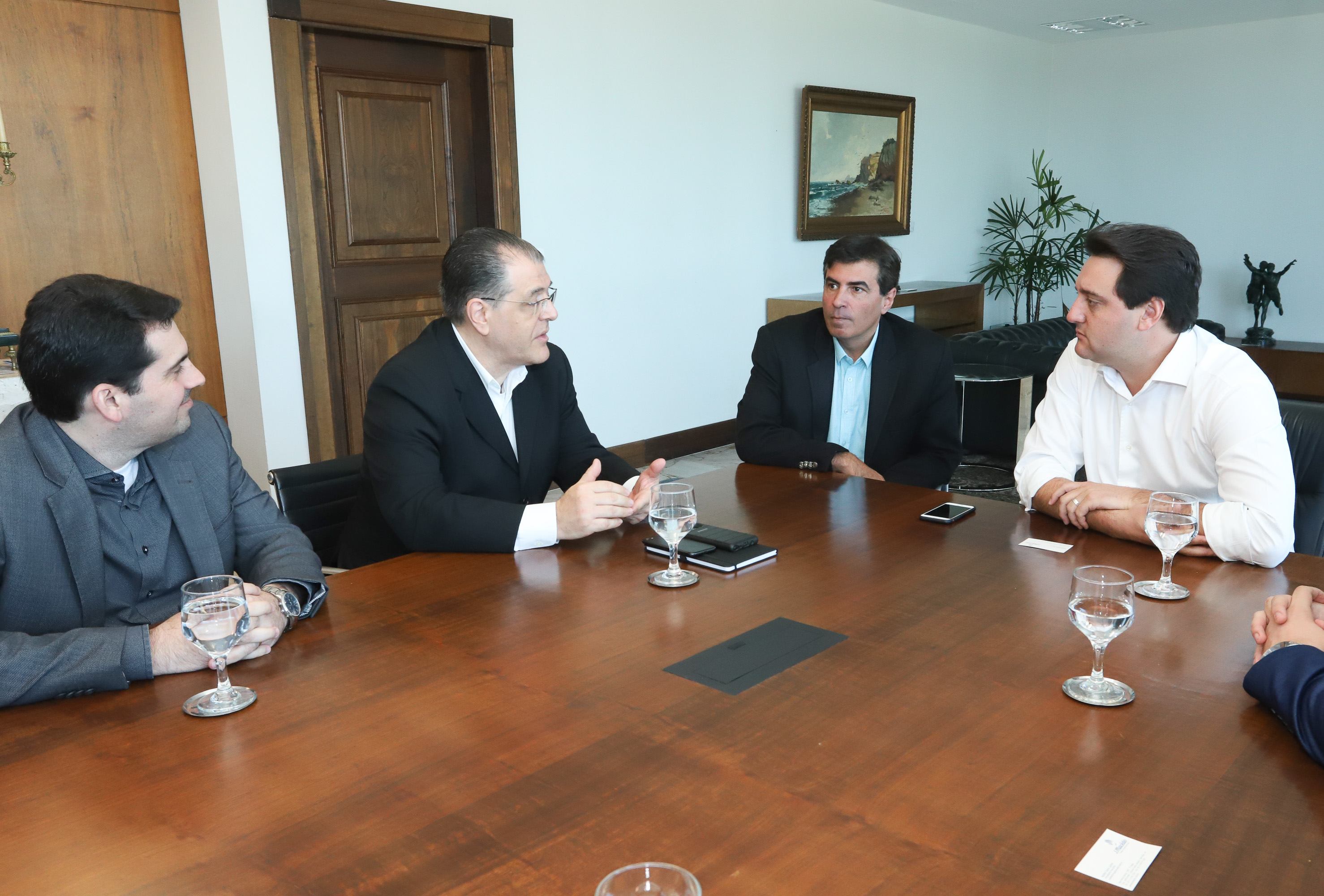O governador Carlos Massa Ratinho Junior e o presidente da J.Macêdo, Walter Faria Junior, oficializaram nesta quinta-feira (18) a adesão da empresa ao programa Paraná Competitivo e investimentos de R$ 500 milhões em um complexo industrial de manipulação de trigo em Londrina, no Norte do Estado. Foto: Rodrigo Felix Leal/ANPr