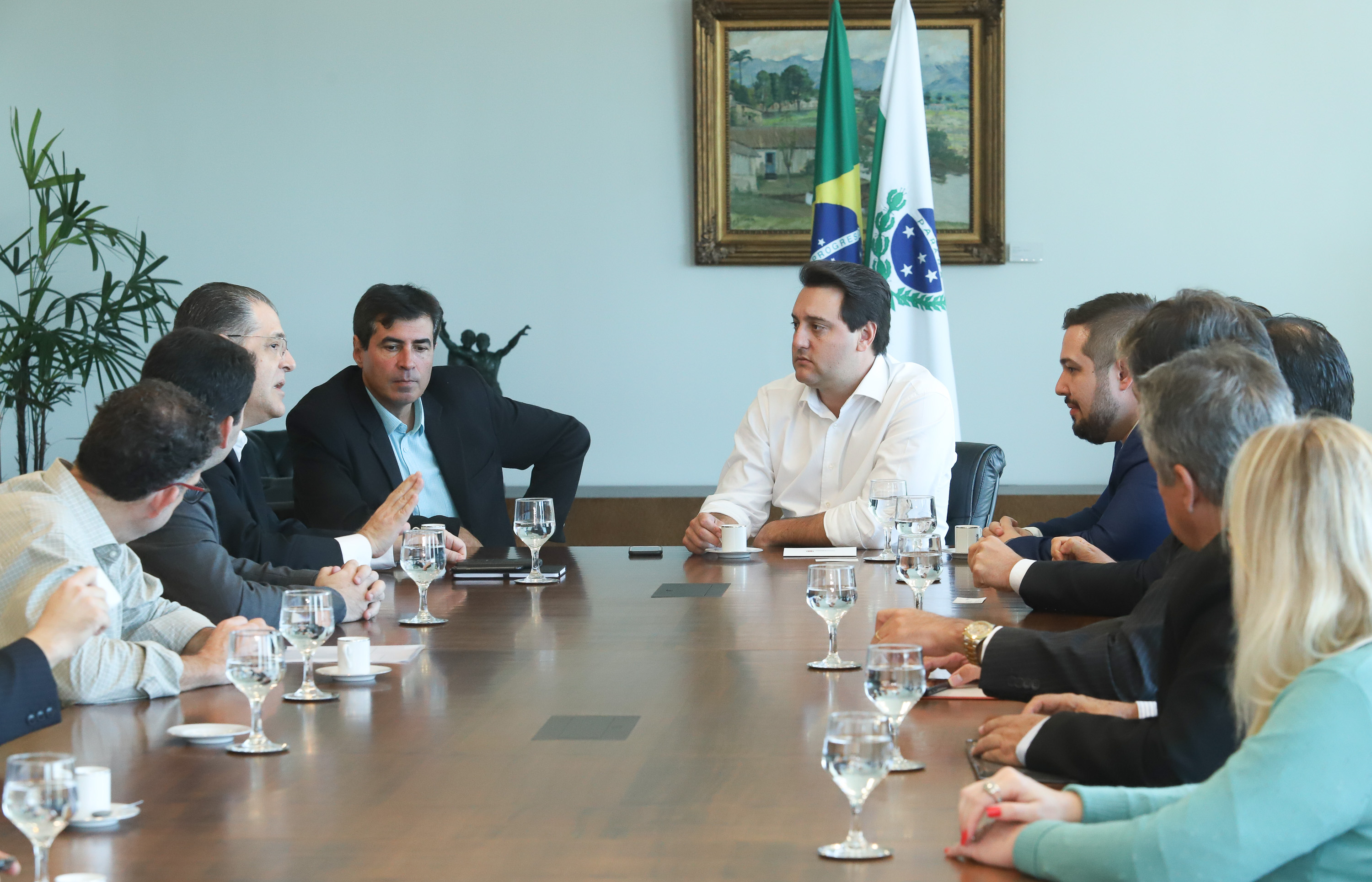 O governador Carlos Massa Ratinho Junior e o presidente da J.Macêdo, Walter Faria Junior, oficializaram nesta quinta-feira (18) a adesão da empresa ao programa Paraná Competitivo e investimentos de R$ 500 milhões em um complexo industrial de manipulação de trigo em Londrina, no Norte do Estado. Foto: Rodrigo Felix Leal/ANPr