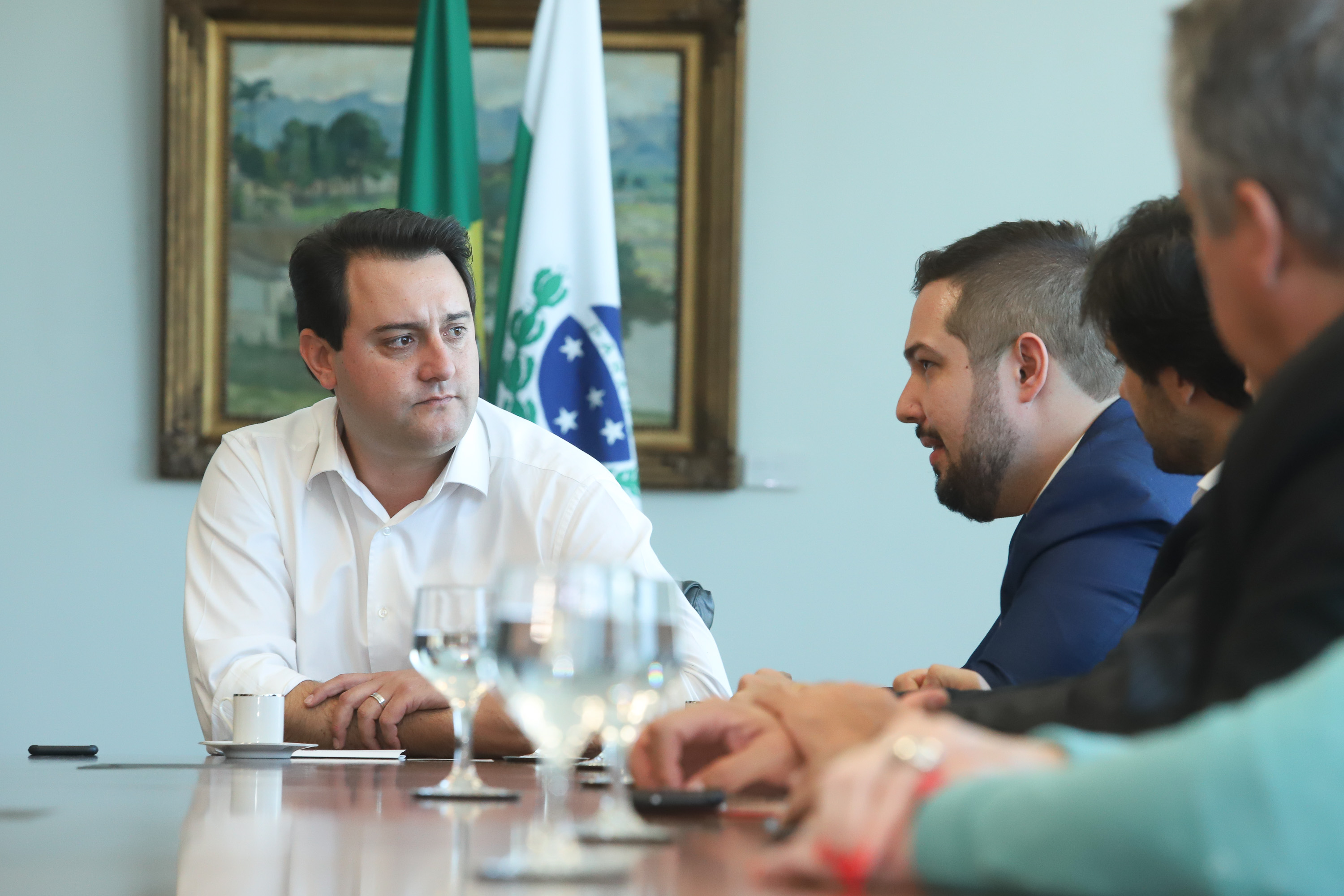 O governador Carlos Massa Ratinho Junior e o presidente da J.Macêdo, Walter Faria Junior, oficializaram nesta quinta-feira (18) a adesão da empresa ao programa Paraná Competitivo e investimentos de R$ 500 milhões em um complexo industrial de manipulação de trigo em Londrina, no Norte do Estado. Foto: Rodrigo Felix Leal/ANPr