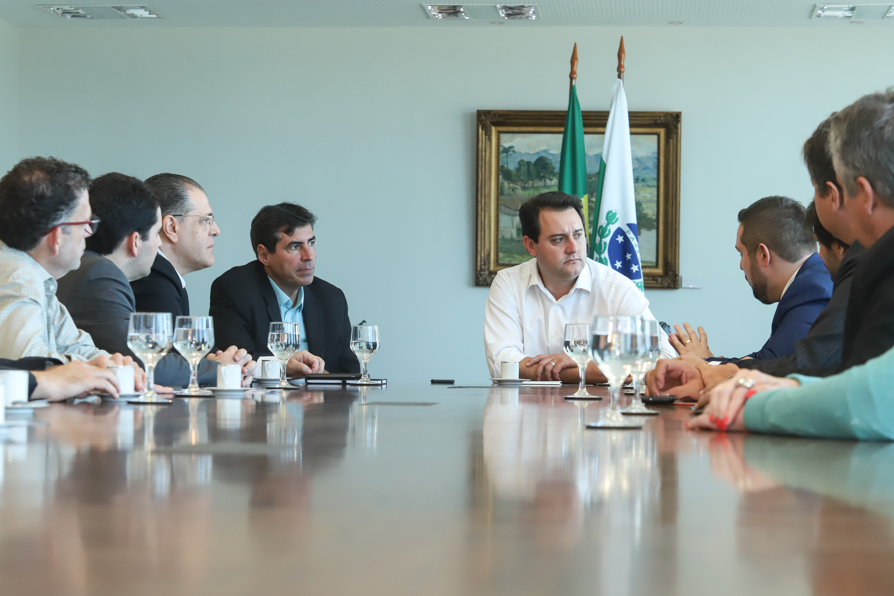 O governador Carlos Massa Ratinho Junior e o presidente da J.Macêdo, Walter Faria Junior, oficializaram nesta quinta-feira (18) a adesão da empresa ao programa Paraná Competitivo e investimentos de R$ 500 milhões em um complexo industrial de manipulação de trigo em Londrina, no Norte do Estado. Foto: Rodrigo Felix Leal/ANPr