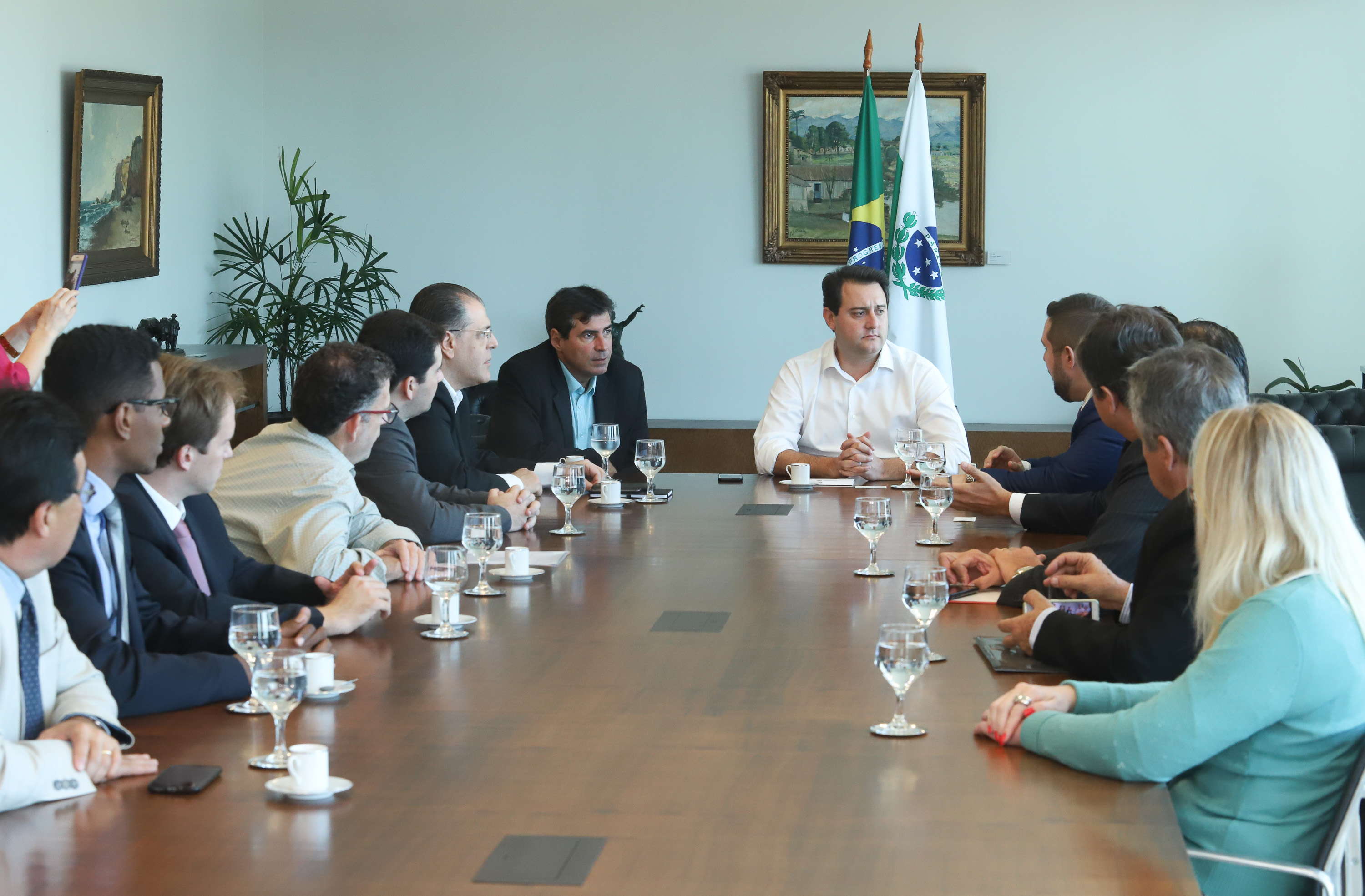 O governador Carlos Massa Ratinho Junior e o presidente da J.Macêdo, Walter Faria Junior, oficializaram nesta quinta-feira (18) a adesão da empresa ao programa Paraná Competitivo e investimentos de R$ 500 milhões em um complexo industrial de manipulação de trigo em Londrina, no Norte do Estado. Foto: Rodrigo Felix Leal/ANPr