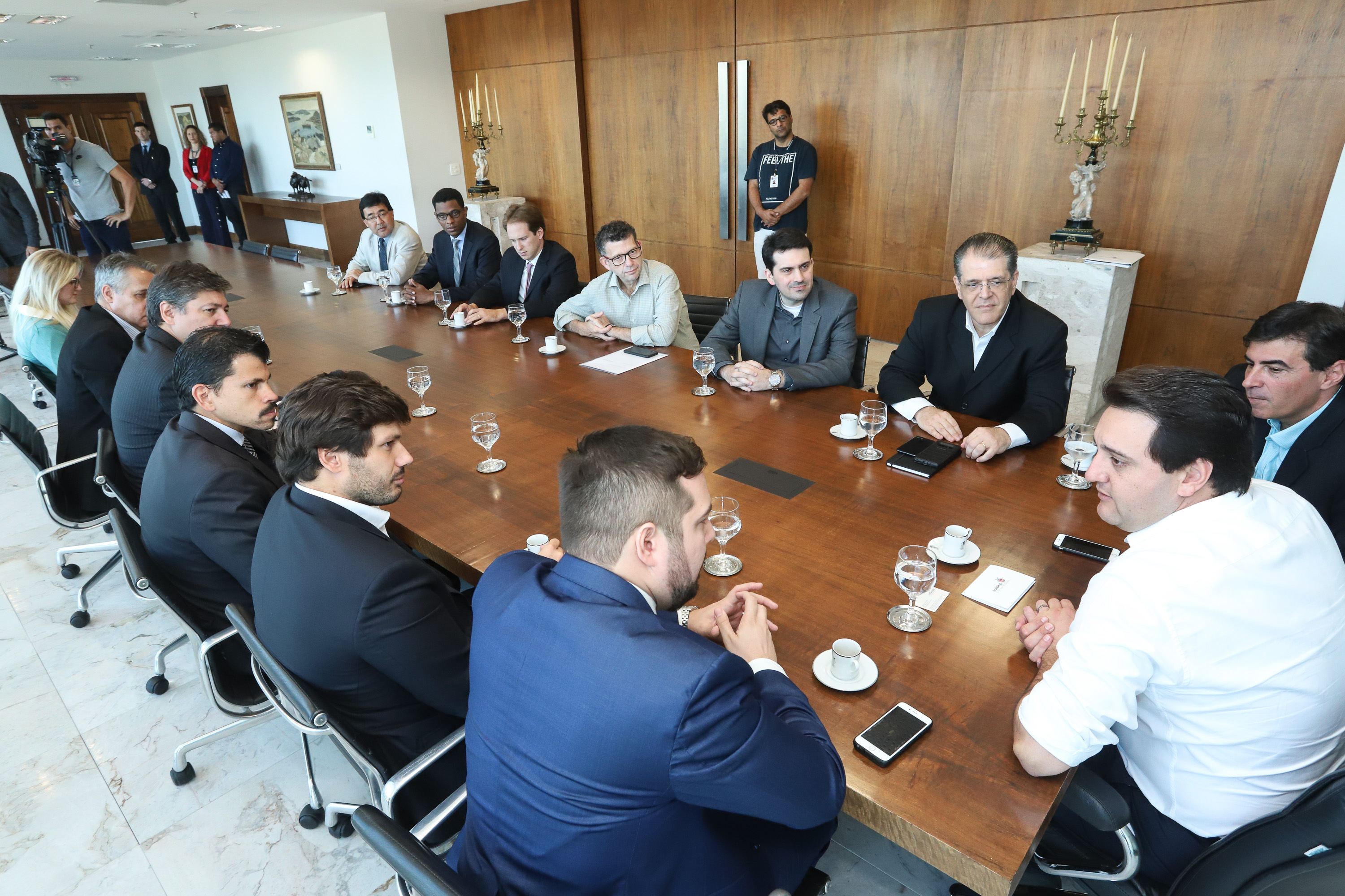 O governador Carlos Massa Ratinho Junior e o presidente da J.Macêdo, Walter Faria Junior, oficializaram nesta quinta-feira (18) a adesão da empresa ao programa Paraná Competitivo e investimentos de R$ 500 milhões em um complexo industrial de manipulação de trigo em Londrina, no Norte do Estado. Foto: Rodrigo Felix Leal/ANPr