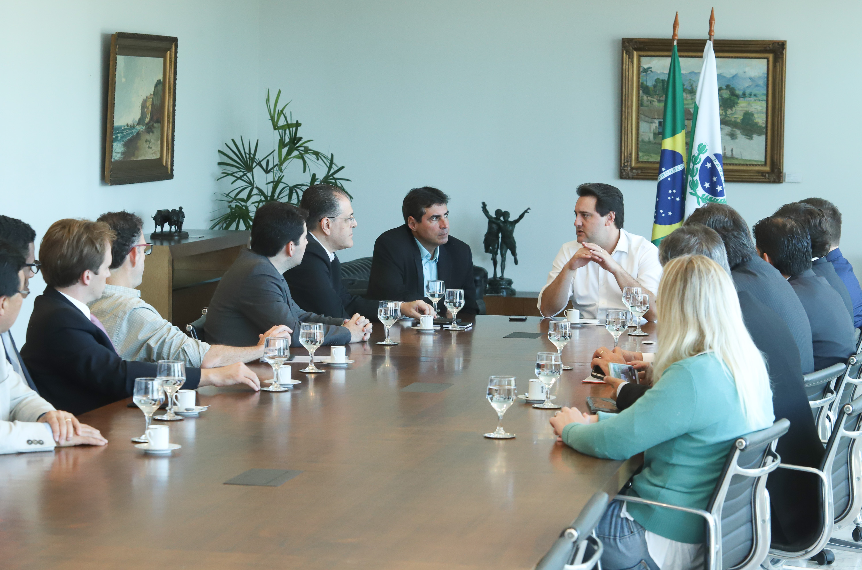 O governador Carlos Massa Ratinho Junior e o presidente da J.Macêdo, Walter Faria Junior, oficializaram nesta quinta-feira (18) a adesão da empresa ao programa Paraná Competitivo e investimentos de R$ 500 milhões em um complexo industrial de manipulação de trigo em Londrina, no Norte do Estado. Foto: Rodrigo Felix Leal/ANPr