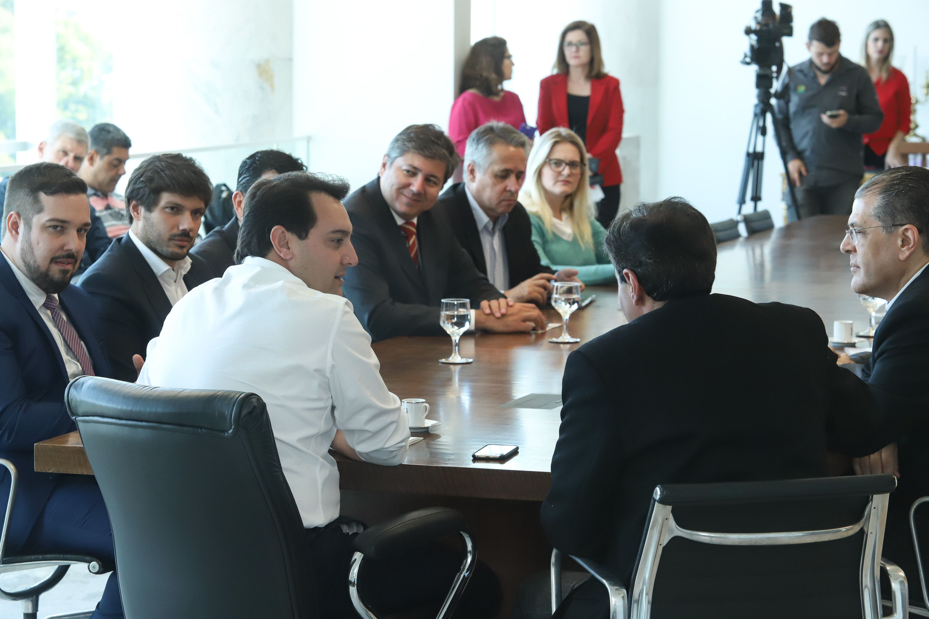 O governador Carlos Massa Ratinho Junior e o presidente da J.Macêdo, Walter Faria Junior, oficializaram nesta quinta-feira (18) a adesão da empresa ao programa Paraná Competitivo e investimentos de R$ 500 milhões em um complexo industrial de manipulação de trigo em Londrina, no Norte do Estado. Foto: Rodrigo Felix Leal/ANPr
