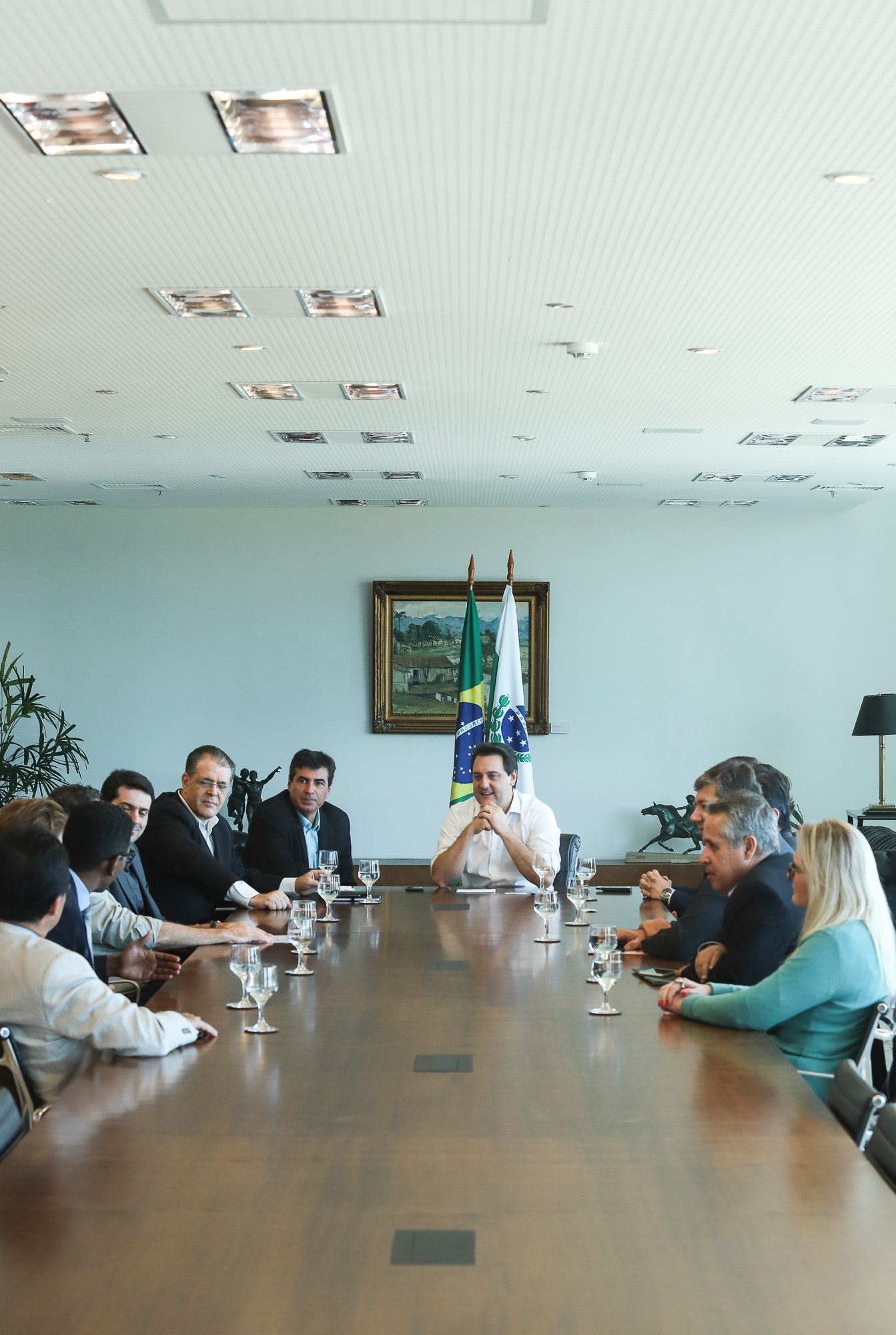 O governador Carlos Massa Ratinho Junior e o presidente da J.Macêdo, Walter Faria Junior, oficializaram nesta quinta-feira (18) a adesão da empresa ao programa Paraná Competitivo e investimentos de R$ 500 milhões em um complexo industrial de manipulação de trigo em Londrina, no Norte do Estado. Foto: Rodrigo Felix Leal/ANPr
