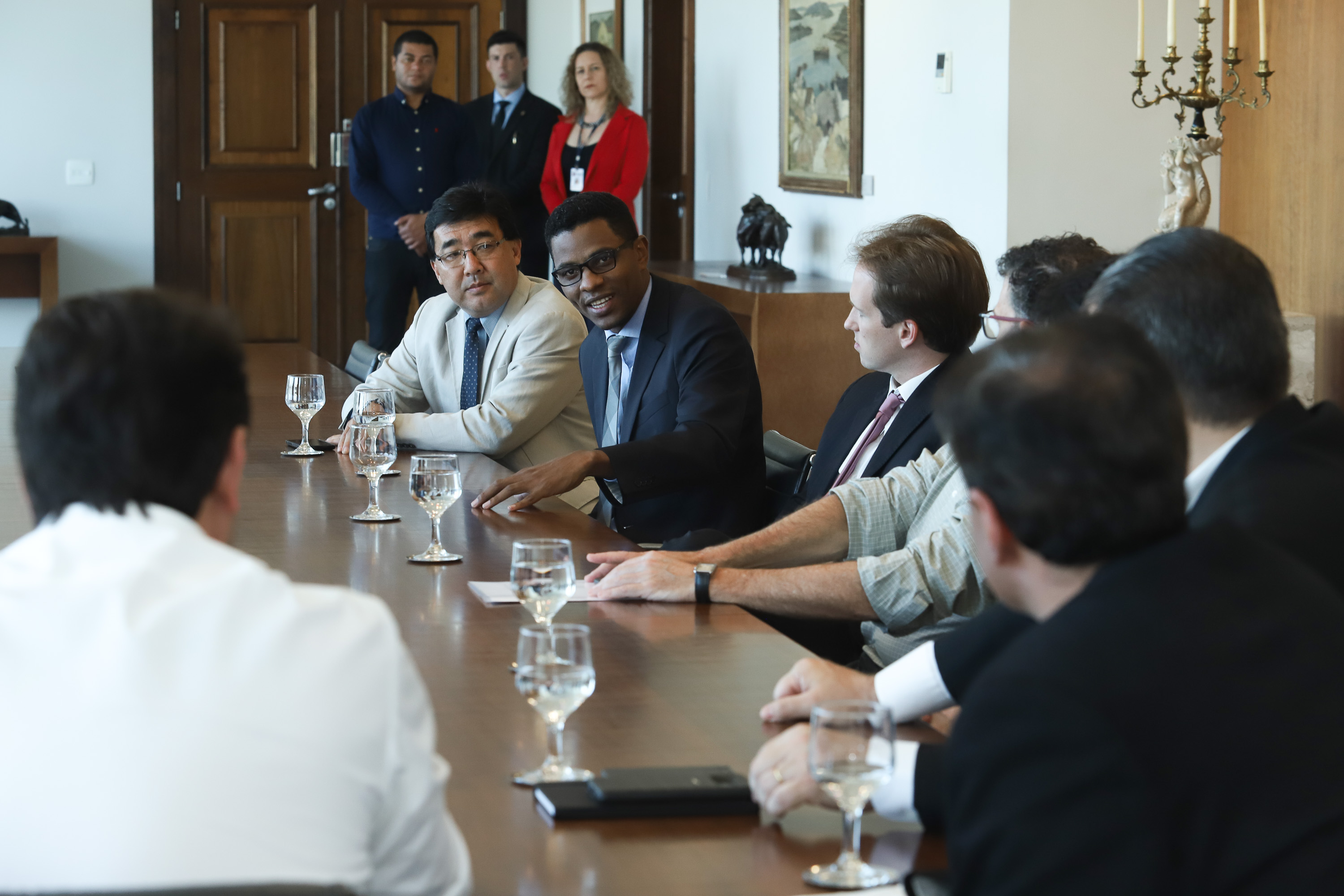 O governador Carlos Massa Ratinho Junior e o presidente da J.Macêdo, Walter Faria Junior, oficializaram nesta quinta-feira (18) a adesão da empresa ao programa Paraná Competitivo e investimentos de R$ 500 milhões em um complexo industrial de manipulação de trigo em Londrina, no Norte do Estado. Foto: Rodrigo Felix Leal/ANPr