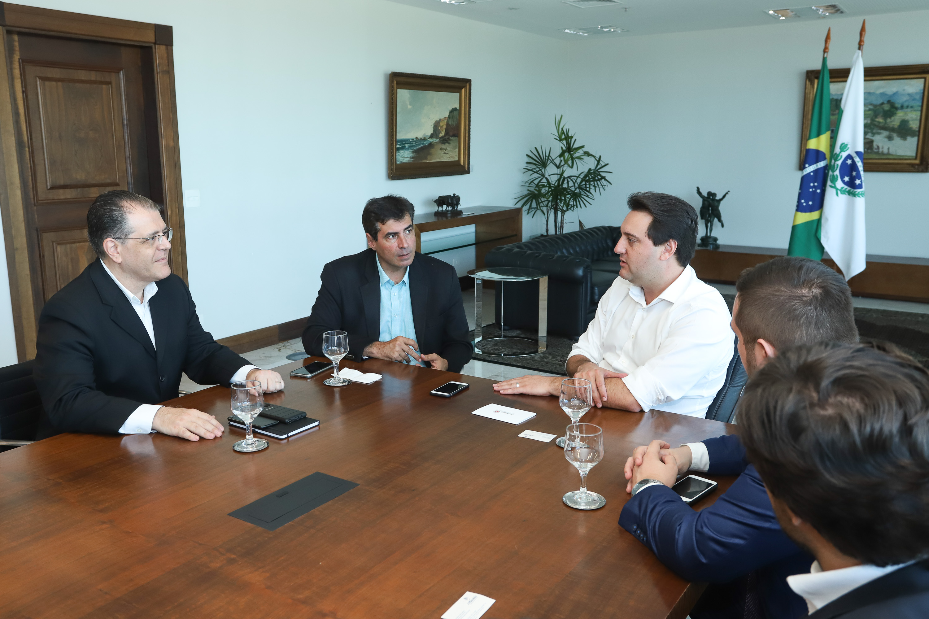 O governador Carlos Massa Ratinho Junior e o presidente da J.Macêdo, Walter Faria Junior, oficializaram nesta quinta-feira (18) a adesão da empresa ao programa Paraná Competitivo e investimentos de R$ 500 milhões em um complexo industrial de manipulação de trigo em Londrina, no Norte do Estado. Foto: Rodrigo Felix Leal/ANPr