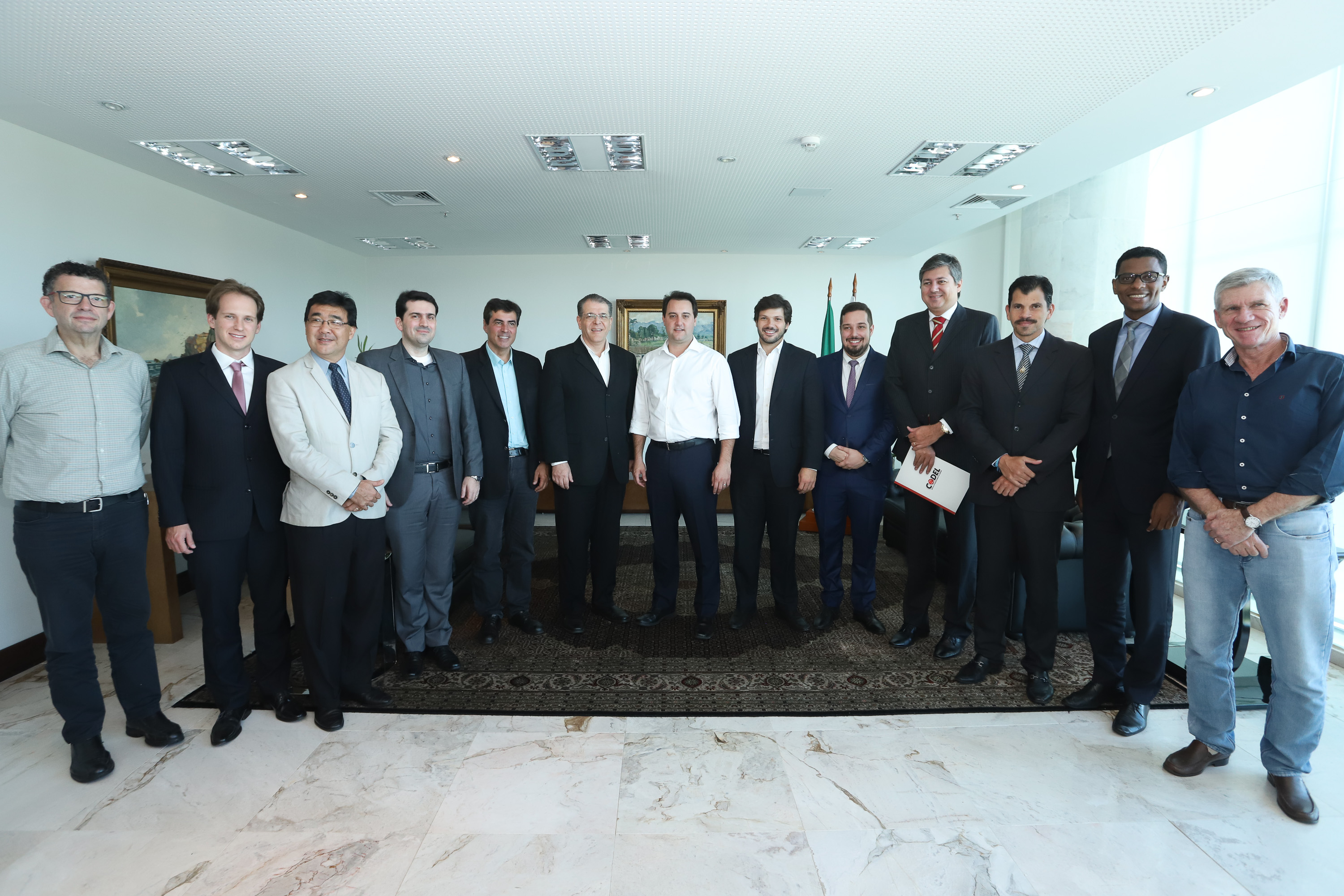 O governador Carlos Massa Ratinho Junior e o presidente da J.Macêdo, Walter Faria Junior, oficializaram nesta quinta-feira (18) a adesão da empresa ao programa Paraná Competitivo e investimentos de R$ 500 milhões em um complexo industrial de manipulação de trigo em Londrina, no Norte do Estado. Foto: Rodrigo Felix Leal/ANPr