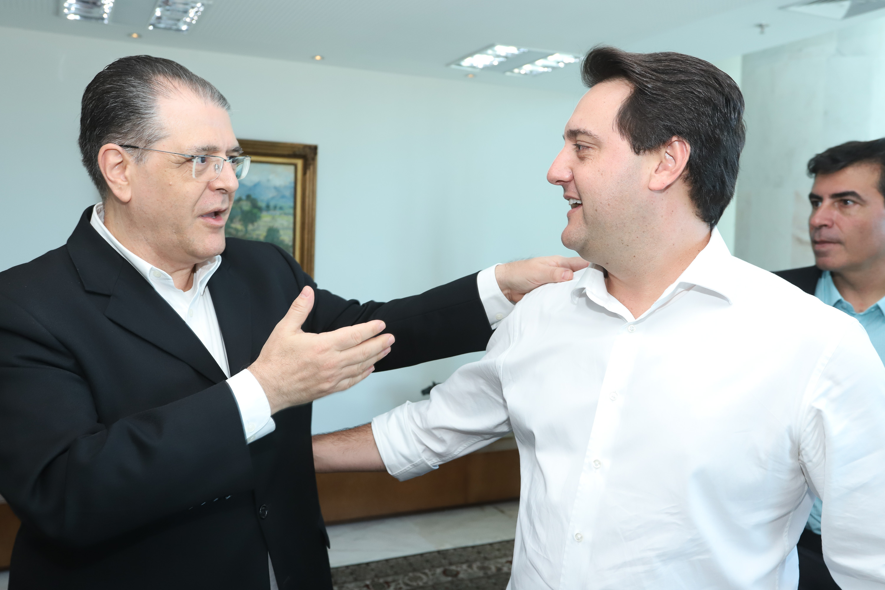 O governador Carlos Massa Ratinho Junior e o presidente da J.Macêdo, Walter Faria Junior, oficializaram nesta quinta-feira (18) a adesão da empresa ao programa Paraná Competitivo e investimentos de R$ 500 milhões em um complexo industrial de manipulação de trigo em Londrina, no Norte do Estado. Foto: Rodrigo Felix Leal/ANPr