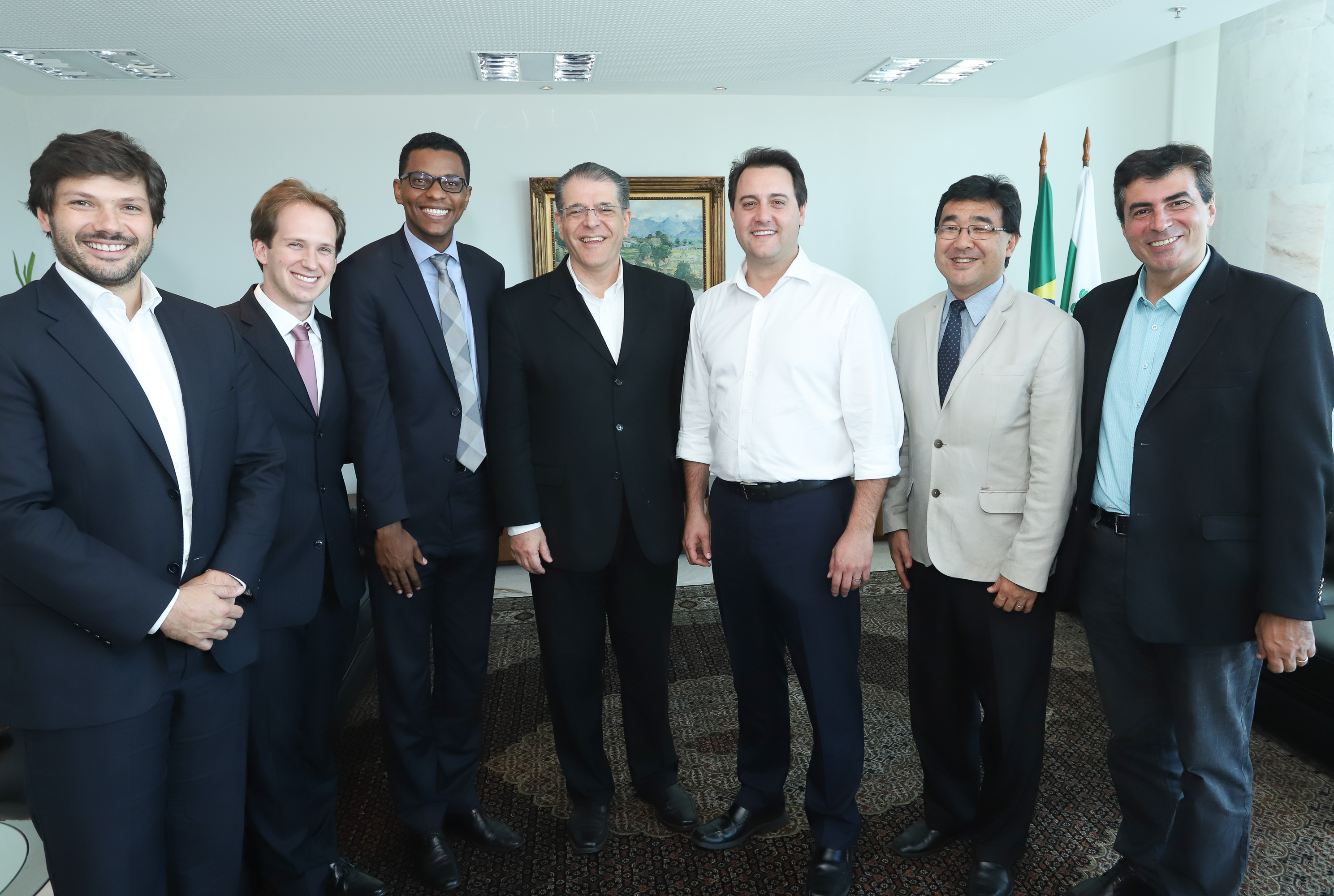 O governador Carlos Massa Ratinho Junior e o presidente da J.Macêdo, Walter Faria Junior, oficializaram nesta quinta-feira (18) a adesão da empresa ao programa Paraná Competitivo e investimentos de R$ 500 milhões em um complexo industrial de manipulação de trigo em Londrina, no Norte do Estado. Foto: Rodrigo Felix Leal/ANPr
