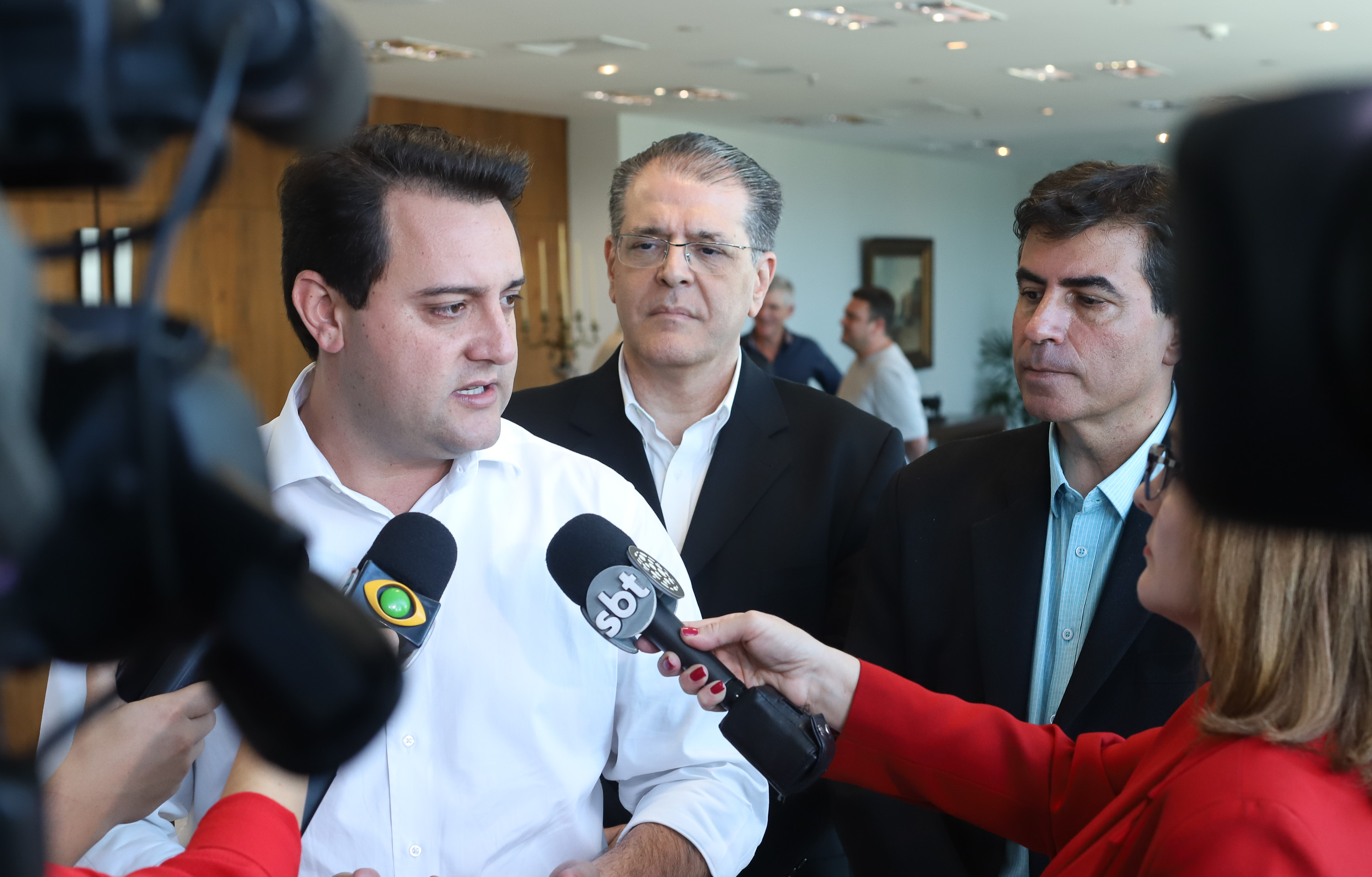 O governador Carlos Massa Ratinho Junior e o presidente da J.Macêdo, Walter Faria Junior, oficializaram nesta quinta-feira (18) a adesão da empresa ao programa Paraná Competitivo e investimentos de R$ 500 milhões em um complexo industrial de manipulação de trigo em Londrina, no Norte do Estado. Foto: Rodrigo Felix Leal/ANPr
