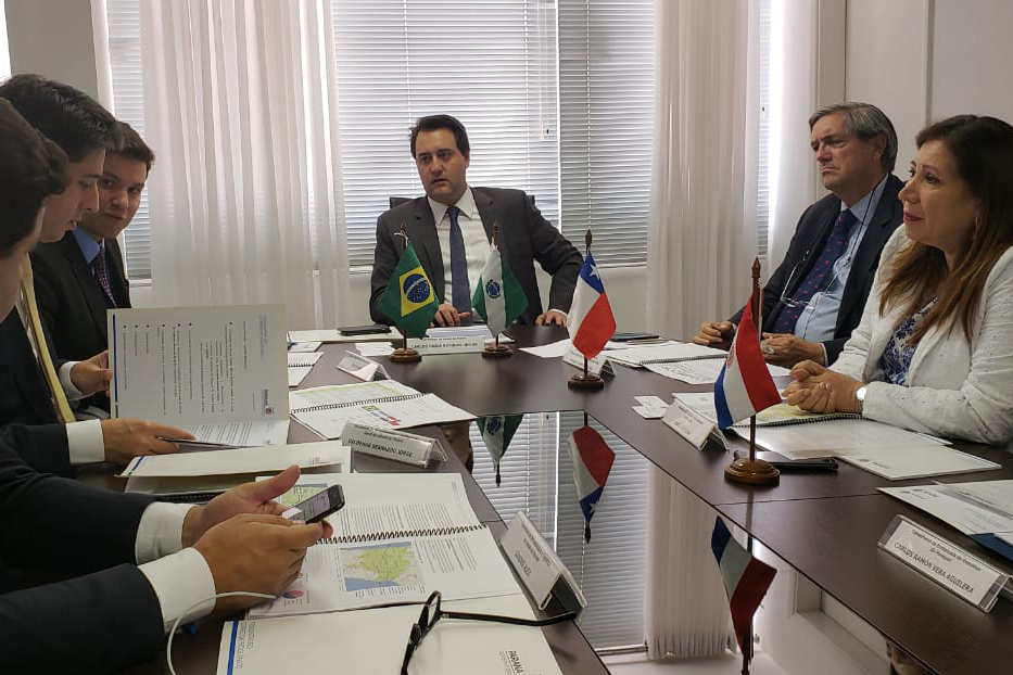 O governador Carlos Massa Ratinho Junior se reuniu na segunda-feira (29), em Brasília, com os embaixadores Nimia Ermelinda da Silva Boschert, do Paraguai, e Fernando Schmidt Ariztía, do Chile, para tratar do projeto do corredor bioceânico entre o Porto de Paranaguá e o Porto de Antofagasta.Foto: Divulgação/ANPr