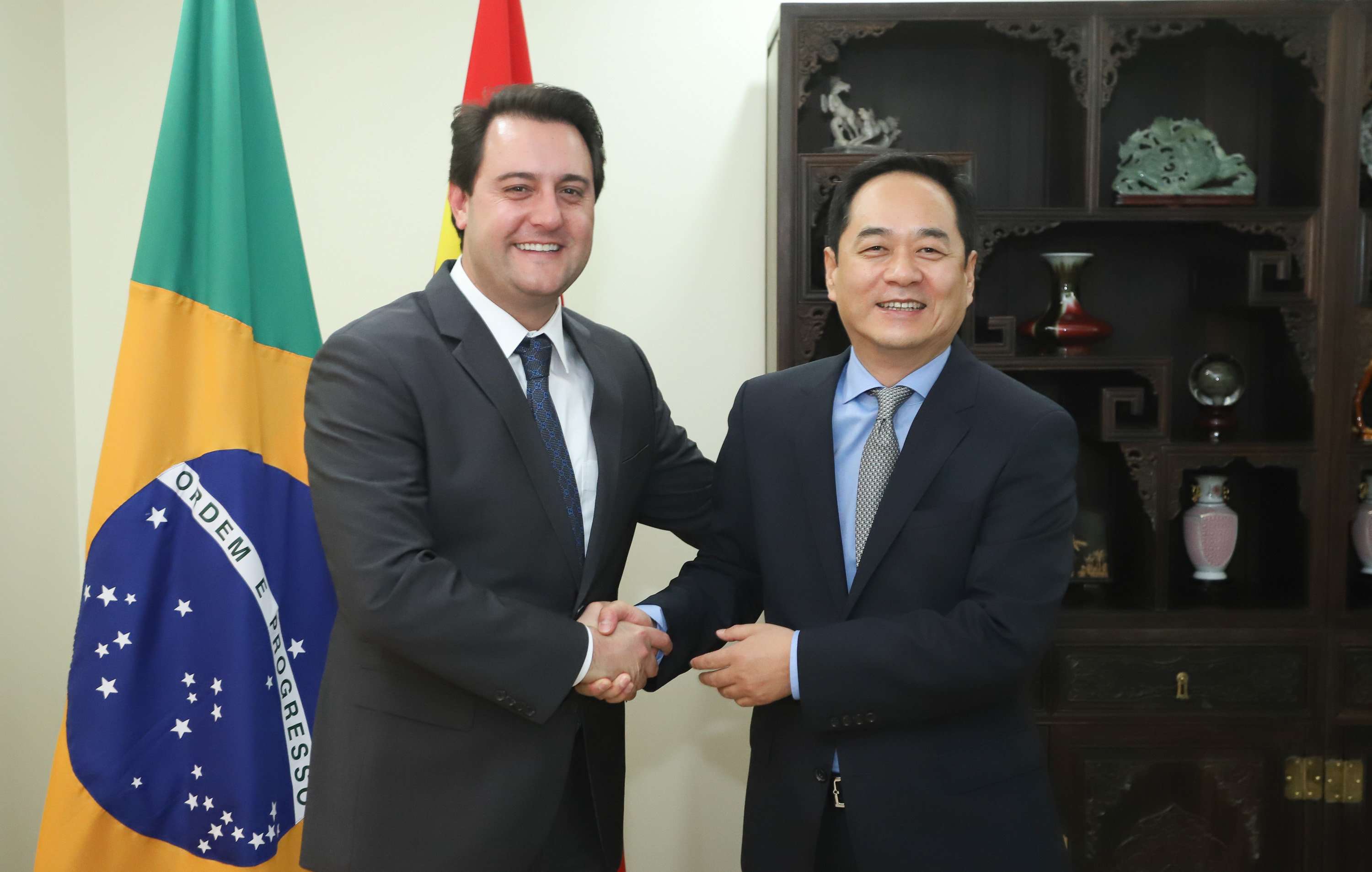 CHINA - O governador Carlos Massa Ratinho também esteve com o embaixador da China no Brasil, Yang Wanming. Ele apresentou como resultado da recente viagem ao país, na semana passada, a confirmação da visita do CEO da China Communications Construction Company (CCCC) - estatal chinesa e maior empresa de infraestrutura do País - ao Paraná no dia 14 de maio. Na foto, o secretário da Infraestrurtura e Logística, Sandro Alex - Curitiba, 29/04/2019 - Foto: Rodrigo Félix Leal/ANPr