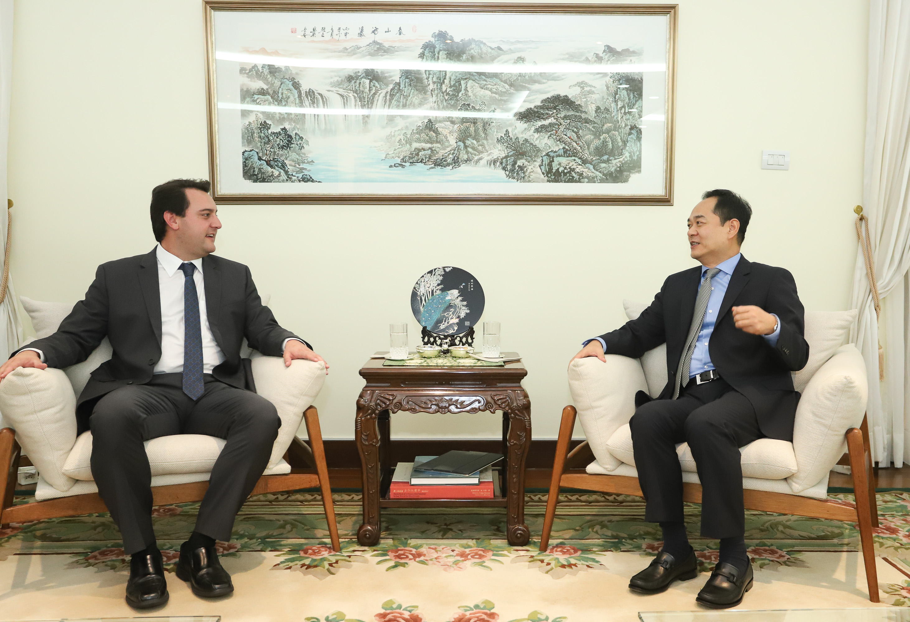 CHINA - O governador Carlos Massa Ratinho também esteve com o embaixador da China no Brasil, Yang Wanming. Ele apresentou como resultado da recente viagem ao país, na semana passada, a confirmação da visita do CEO da China Communications Construction Company (CCCC) - estatal chinesa e maior empresa de infraestrutura do País - ao Paraná no dia 14 de maio. Na foto, o secretário da Infraestrurtura e Logística, Sandro Alex - Curitiba, 29/04/2019 - Foto: Rodrigo Félix Leal/ANPr
