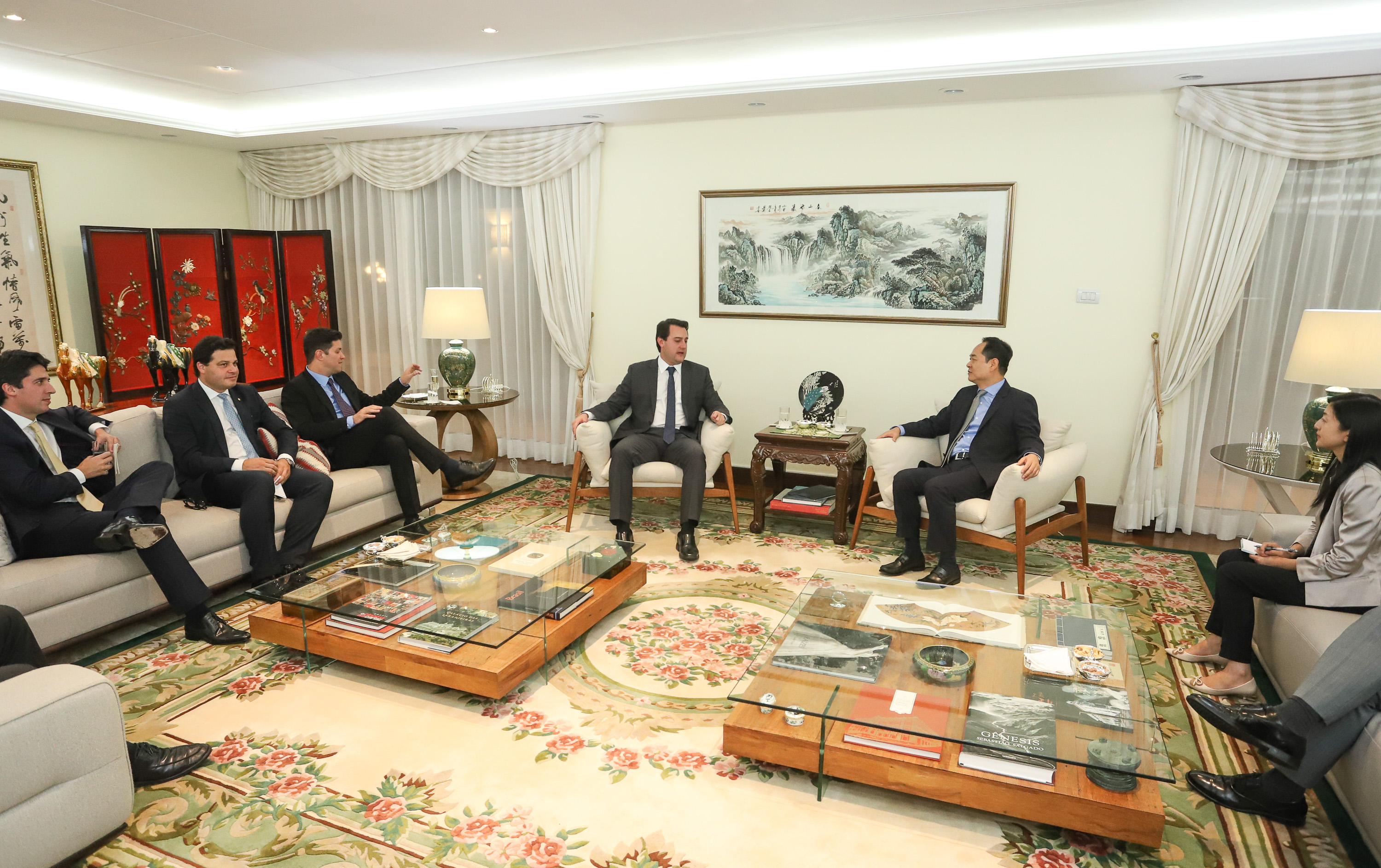 CHINA - O governador Carlos Massa Ratinho também esteve com o embaixador da China no Brasil, Yang Wanming. Ele apresentou como resultado da recente viagem ao país, na semana passada, a confirmação da visita do CEO da China Communications Construction Company (CCCC) - estatal chinesa e maior empresa de infraestrutura do País - ao Paraná no dia 14 de maio. Na foto, o secretário da Infraestrurtura e Logística, Sandro Alex - Curitiba, 29/04/2019 - Foto: Rodrigo Félix Leal/ANPr