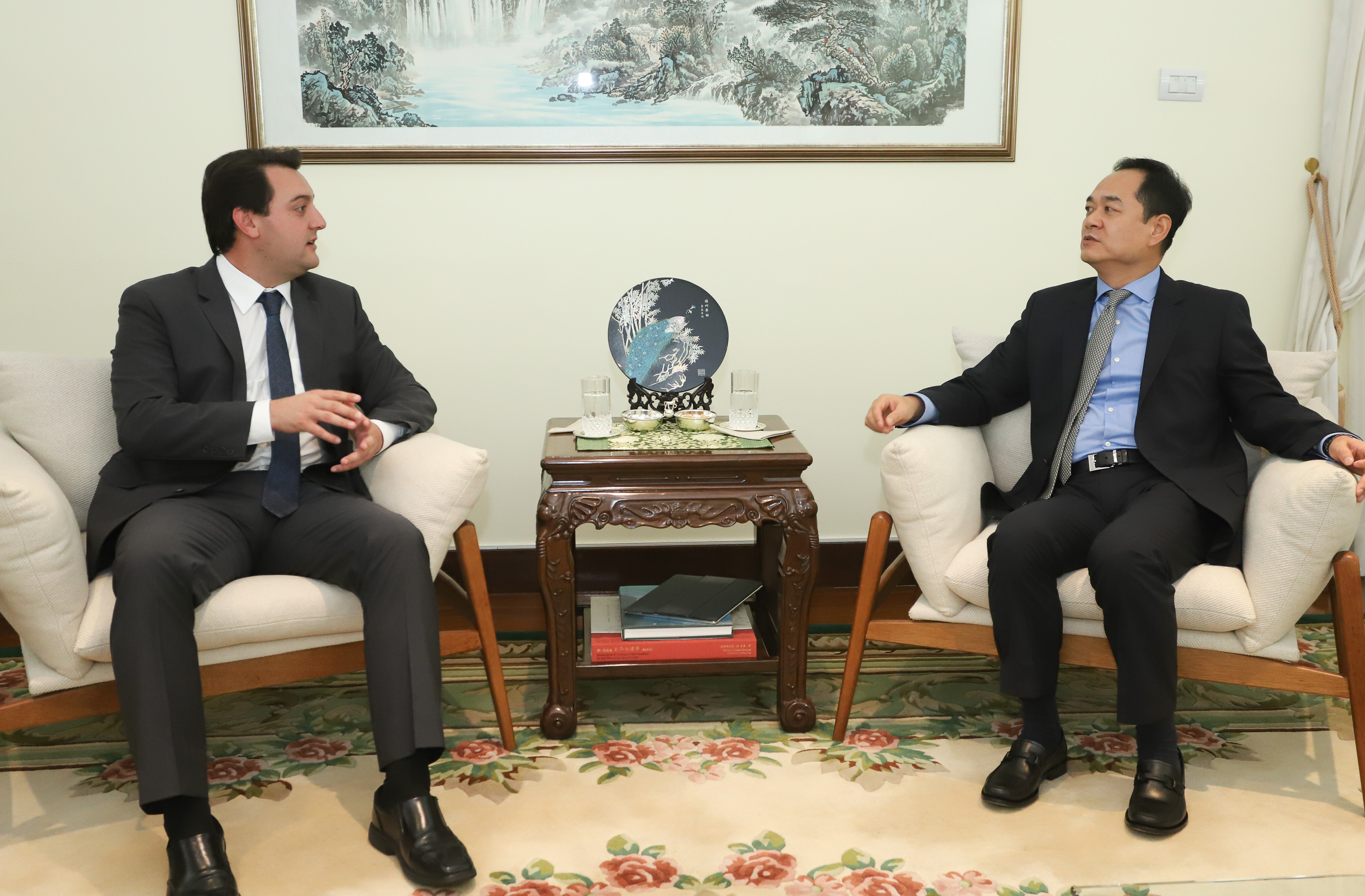 CHINA - O governador Carlos Massa Ratinho também esteve com o embaixador da China no Brasil, Yang Wanming. Ele apresentou como resultado da recente viagem ao país, na semana passada, a confirmação da visita do CEO da China Communications Construction Company (CCCC) - estatal chinesa e maior empresa de infraestrutura do País - ao Paraná no dia 14 de maio. Na foto, o secretário da Infraestrurtura e Logística, Sandro Alex - Curitiba, 29/04/2019 - Foto: Rodrigo Félix Leal/ANPr