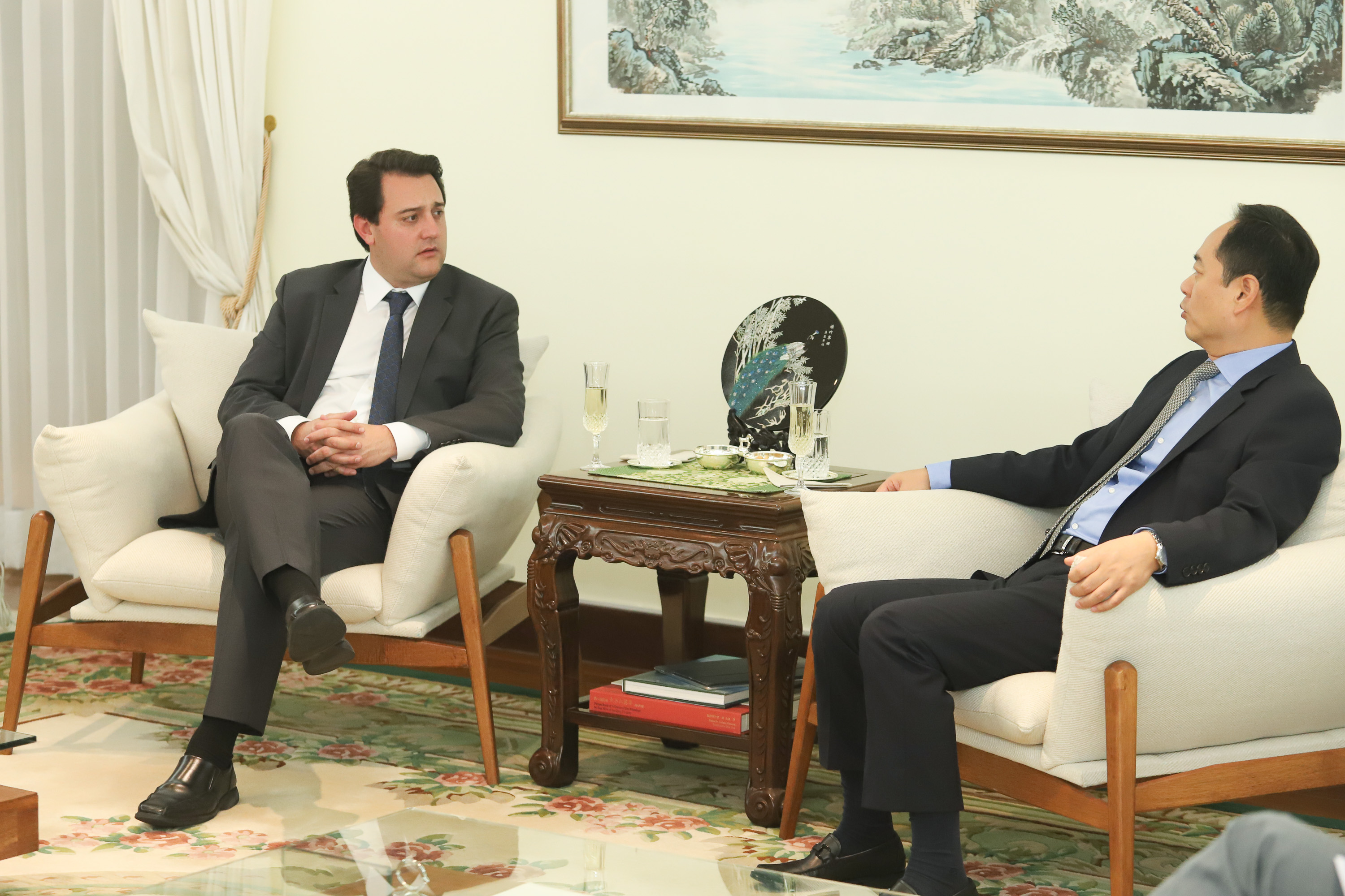 CHINA - O governador Carlos Massa Ratinho também esteve com o embaixador da China no Brasil, Yang Wanming. Ele apresentou como resultado da recente viagem ao país, na semana passada, a confirmação da visita do CEO da China Communications Construction Company (CCCC) - estatal chinesa e maior empresa de infraestrutura do País - ao Paraná no dia 14 de maio. Na foto, o secretário da Infraestrurtura e Logística, Sandro Alex - Curitiba, 29/04/2019 - Foto: Rodrigo Félix Leal/ANPr