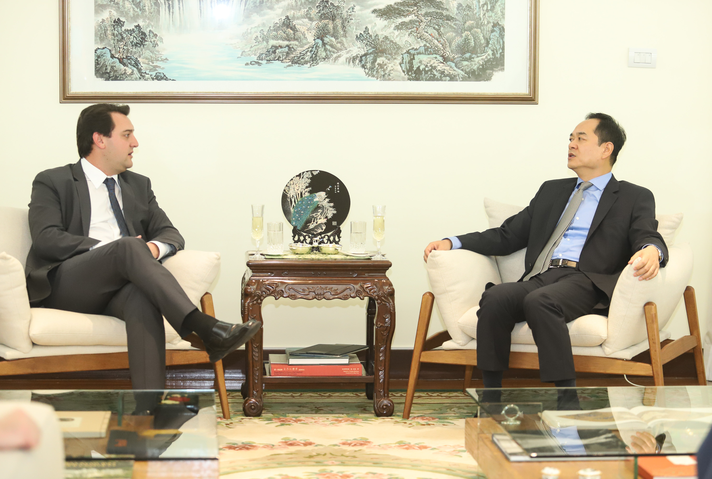 CHINA - O governador Carlos Massa Ratinho também esteve com o embaixador da China no Brasil, Yang Wanming. Ele apresentou como resultado da recente viagem ao país, na semana passada, a confirmação da visita do CEO da China Communications Construction Company (CCCC) - estatal chinesa e maior empresa de infraestrutura do País - ao Paraná no dia 14 de maio. Na foto, o secretário da Infraestrurtura e Logística, Sandro Alex - Curitiba, 29/04/2019 - Foto: Rodrigo Félix Leal/ANPr