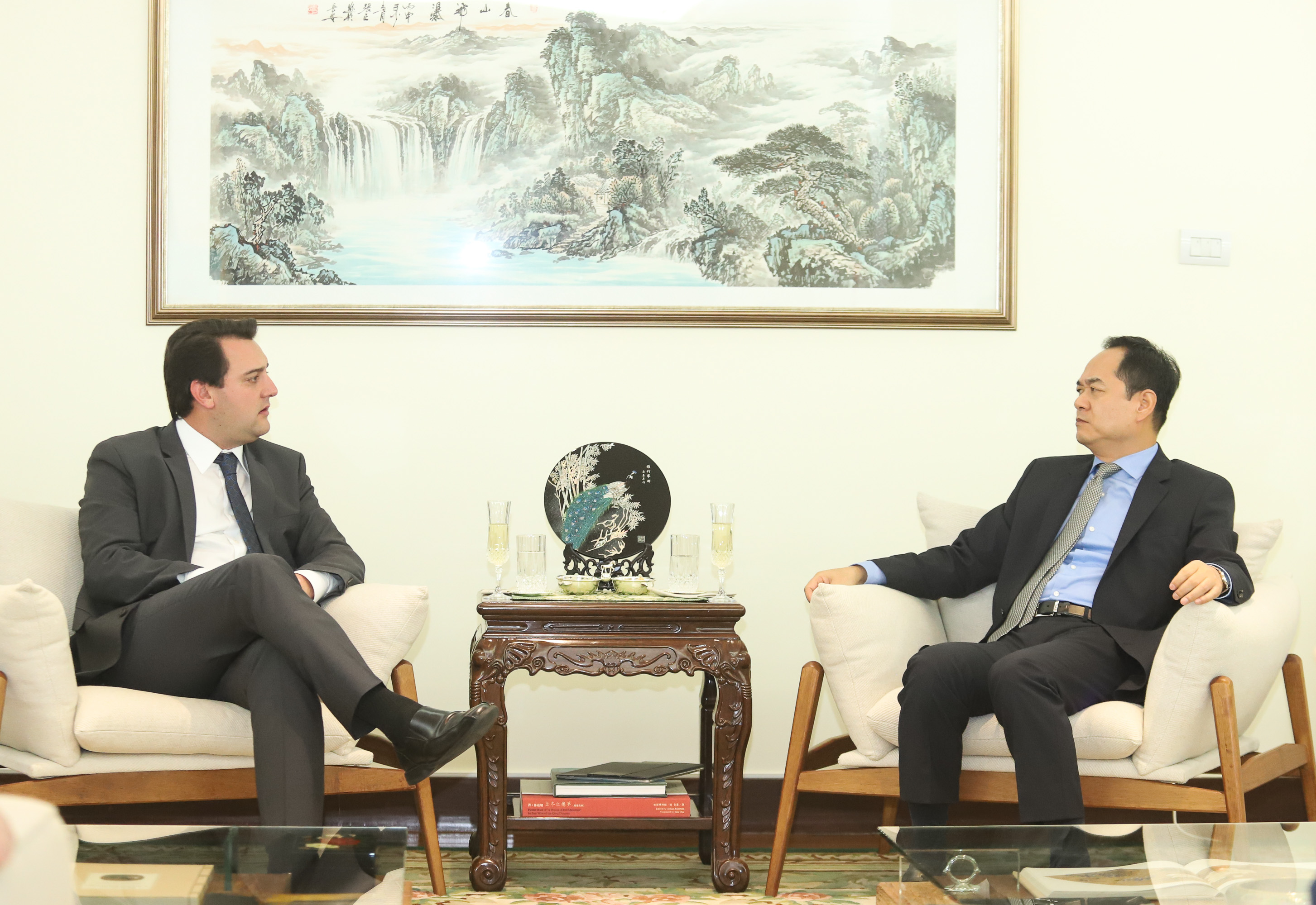 CHINA - O governador Carlos Massa Ratinho também esteve com o embaixador da China no Brasil, Yang Wanming. Ele apresentou como resultado da recente viagem ao país, na semana passada, a confirmação da visita do CEO da China Communications Construction Company (CCCC) - estatal chinesa e maior empresa de infraestrutura do País - ao Paraná no dia 14 de maio. Na foto, o secretário da Infraestrurtura e Logística, Sandro Alex - Curitiba, 29/04/2019 - Foto: Rodrigo Félix Leal/ANPr