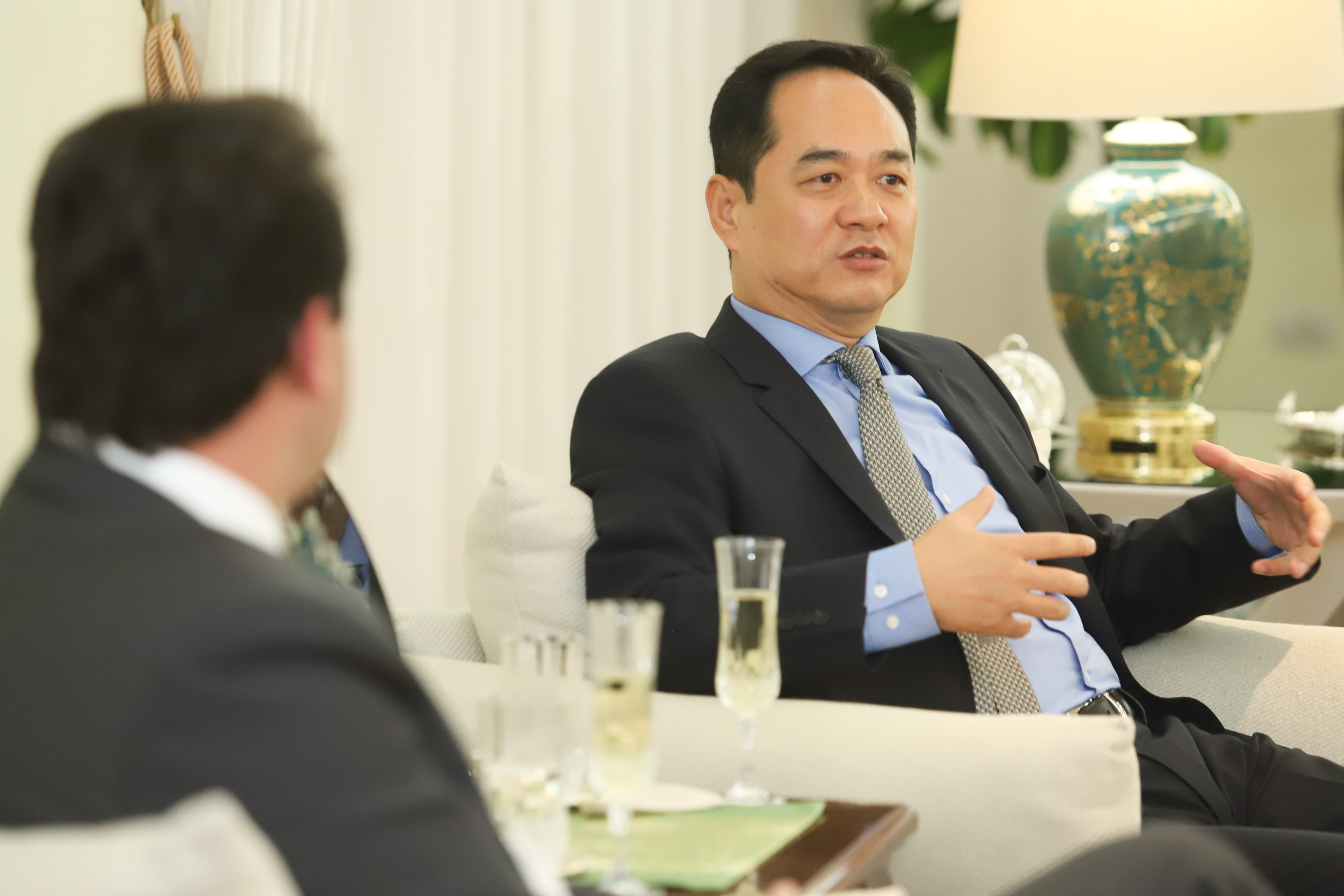 CHINA - O governador Carlos Massa Ratinho também esteve com o embaixador da China no Brasil, Yang Wanming. Ele apresentou como resultado da recente viagem ao país, na semana passada, a confirmação da visita do CEO da China Communications Construction Company (CCCC) - estatal chinesa e maior empresa de infraestrutura do País - ao Paraná no dia 14 de maio. Na foto, o secretário da Infraestrurtura e Logística, Sandro Alex - Curitiba, 29/04/2019 - Foto: Rodrigo Félix Leal/ANPr