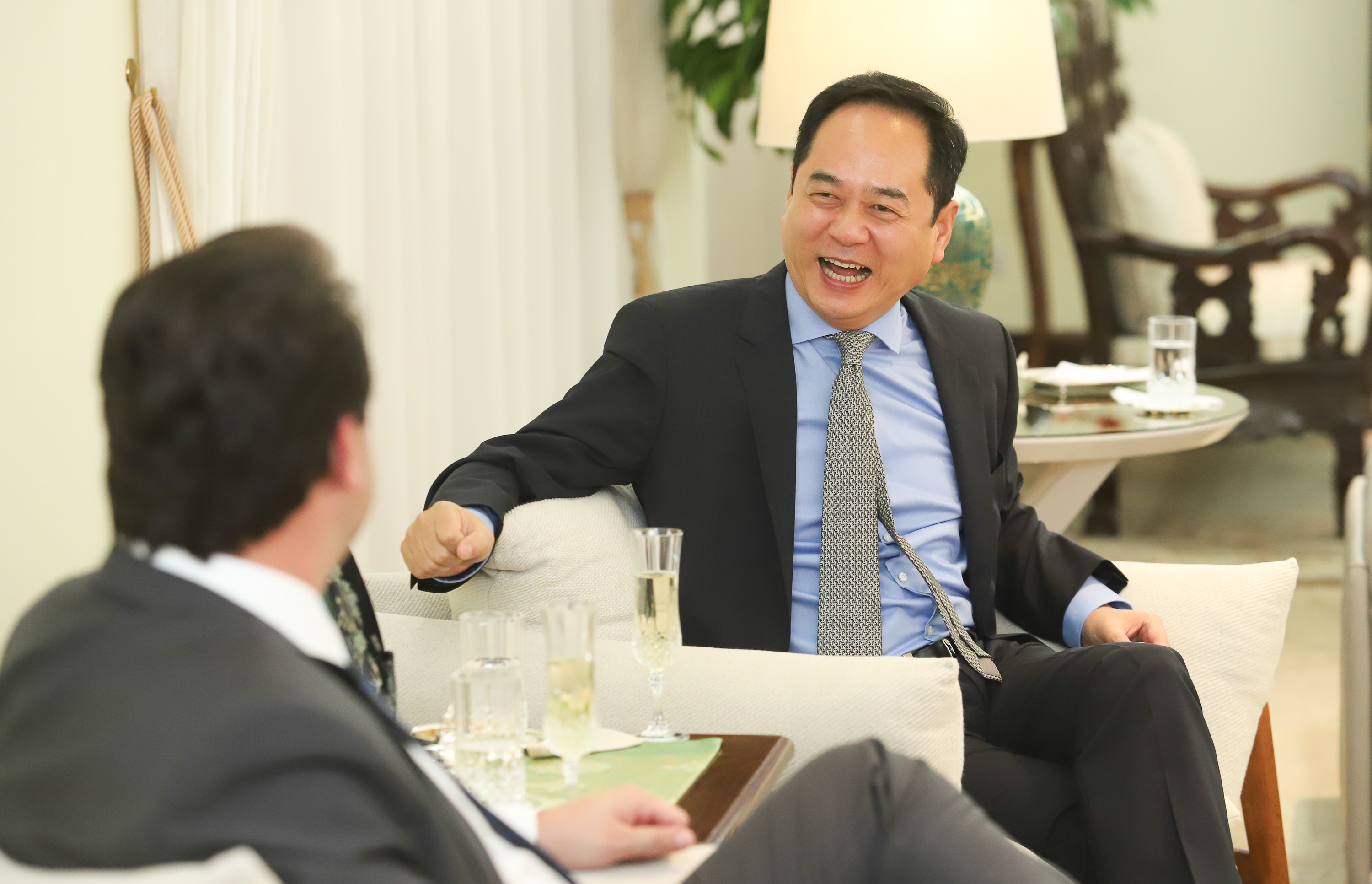 CHINA - O governador Carlos Massa Ratinho também esteve com o embaixador da China no Brasil, Yang Wanming. Ele apresentou como resultado da recente viagem ao país, na semana passada, a confirmação da visita do CEO da China Communications Construction Company (CCCC) - estatal chinesa e maior empresa de infraestrutura do País - ao Paraná no dia 14 de maio. Na foto, o secretário da Infraestrurtura e Logística, Sandro Alex - Curitiba, 29/04/2019 - Foto: Rodrigo Félix Leal/ANPr