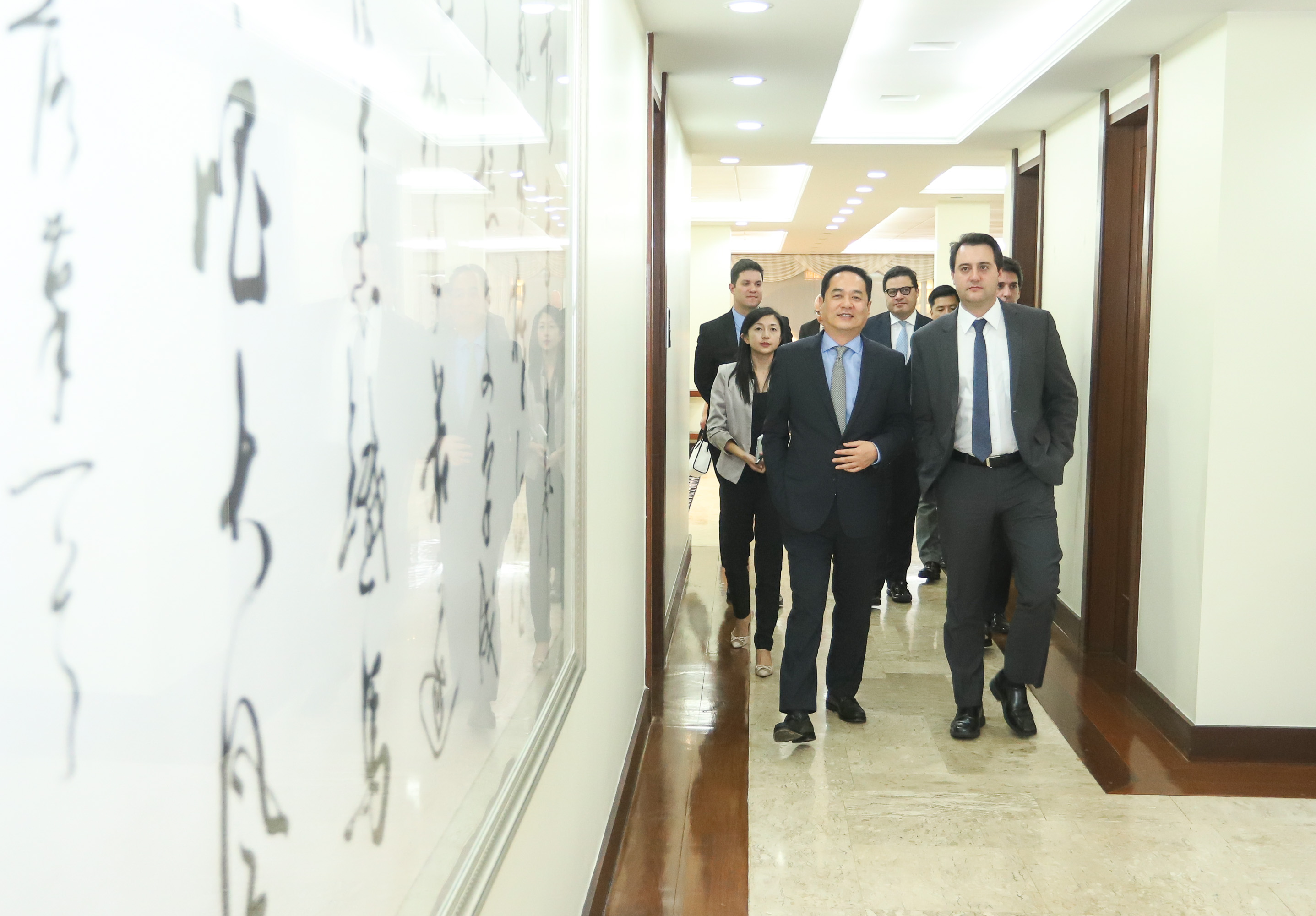 CHINA - O governador Carlos Massa Ratinho também esteve com o embaixador da China no Brasil, Yang Wanming. Ele apresentou como resultado da recente viagem ao país, na semana passada, a confirmação da visita do CEO da China Communications Construction Company (CCCC) - estatal chinesa e maior empresa de infraestrutura do País - ao Paraná no dia 14 de maio. Na foto, o secretário da Infraestrurtura e Logística, Sandro Alex - Curitiba, 29/04/2019 - Foto: Rodrigo Félix Leal/ANPr