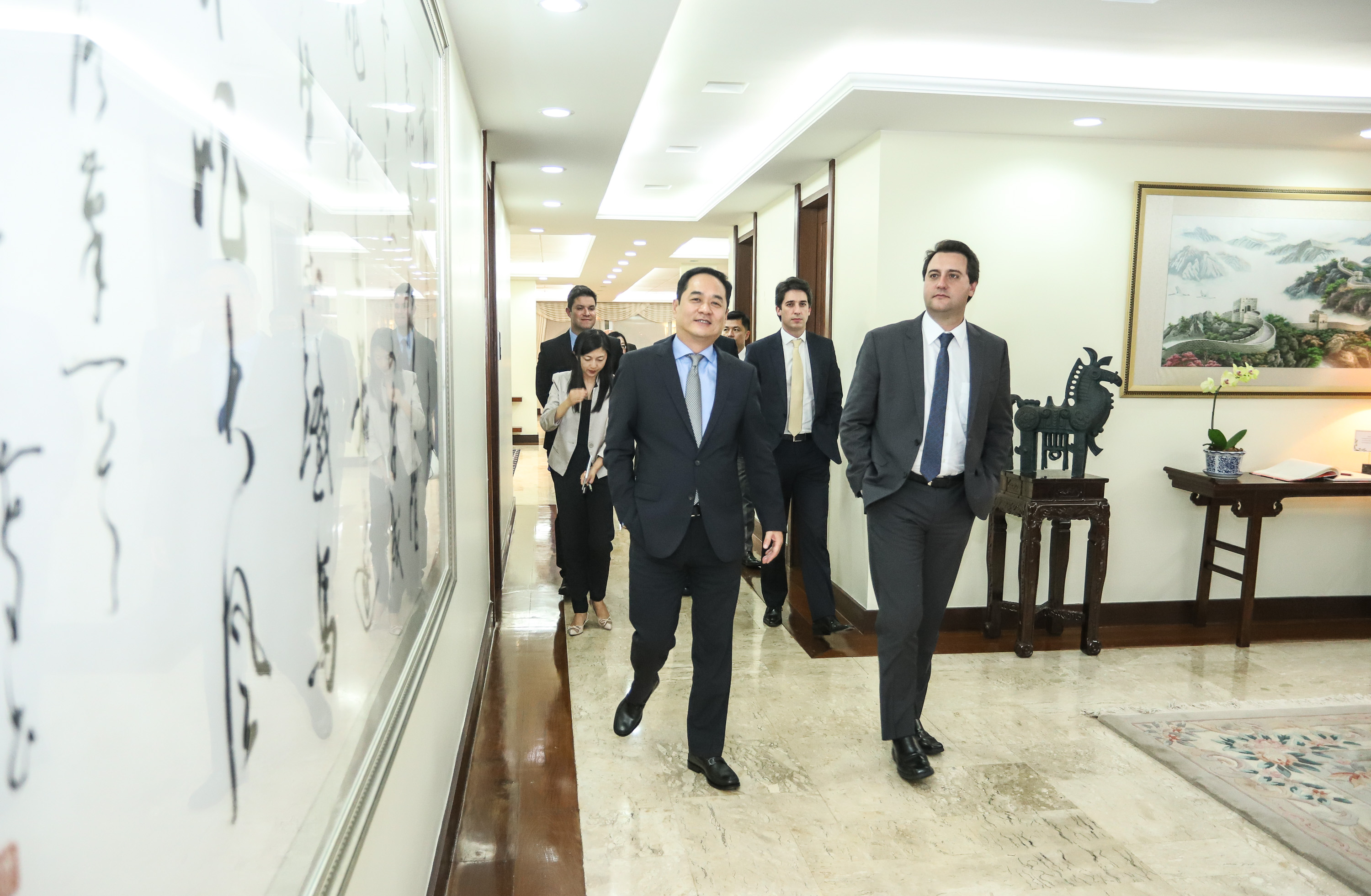 CHINA - O governador Carlos Massa Ratinho também esteve com o embaixador da China no Brasil, Yang Wanming. Ele apresentou como resultado da recente viagem ao país, na semana passada, a confirmação da visita do CEO da China Communications Construction Company (CCCC) - estatal chinesa e maior empresa de infraestrutura do País - ao Paraná no dia 14 de maio. Na foto, o secretário da Infraestrurtura e Logística, Sandro Alex - Curitiba, 29/04/2019 - Foto: Rodrigo Félix Leal/ANPr