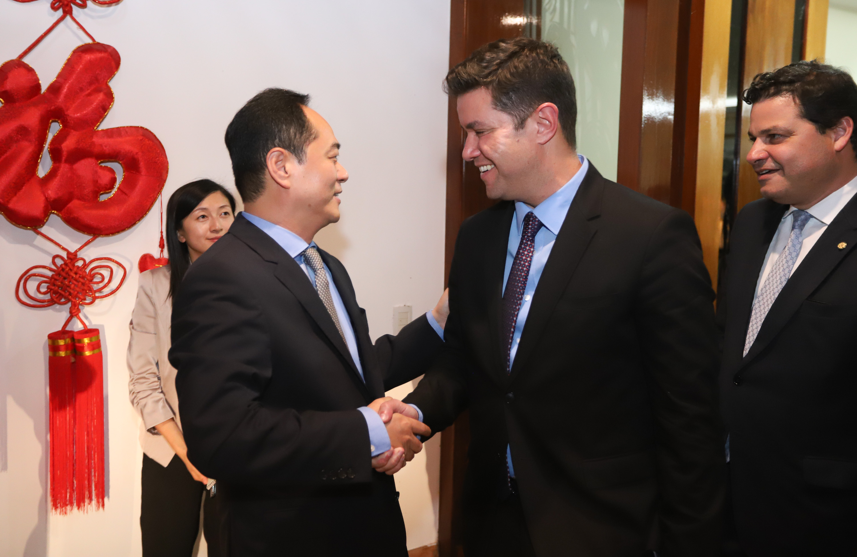 CHINA - O governador Carlos Massa Ratinho também esteve com o embaixador da China no Brasil, Yang Wanming