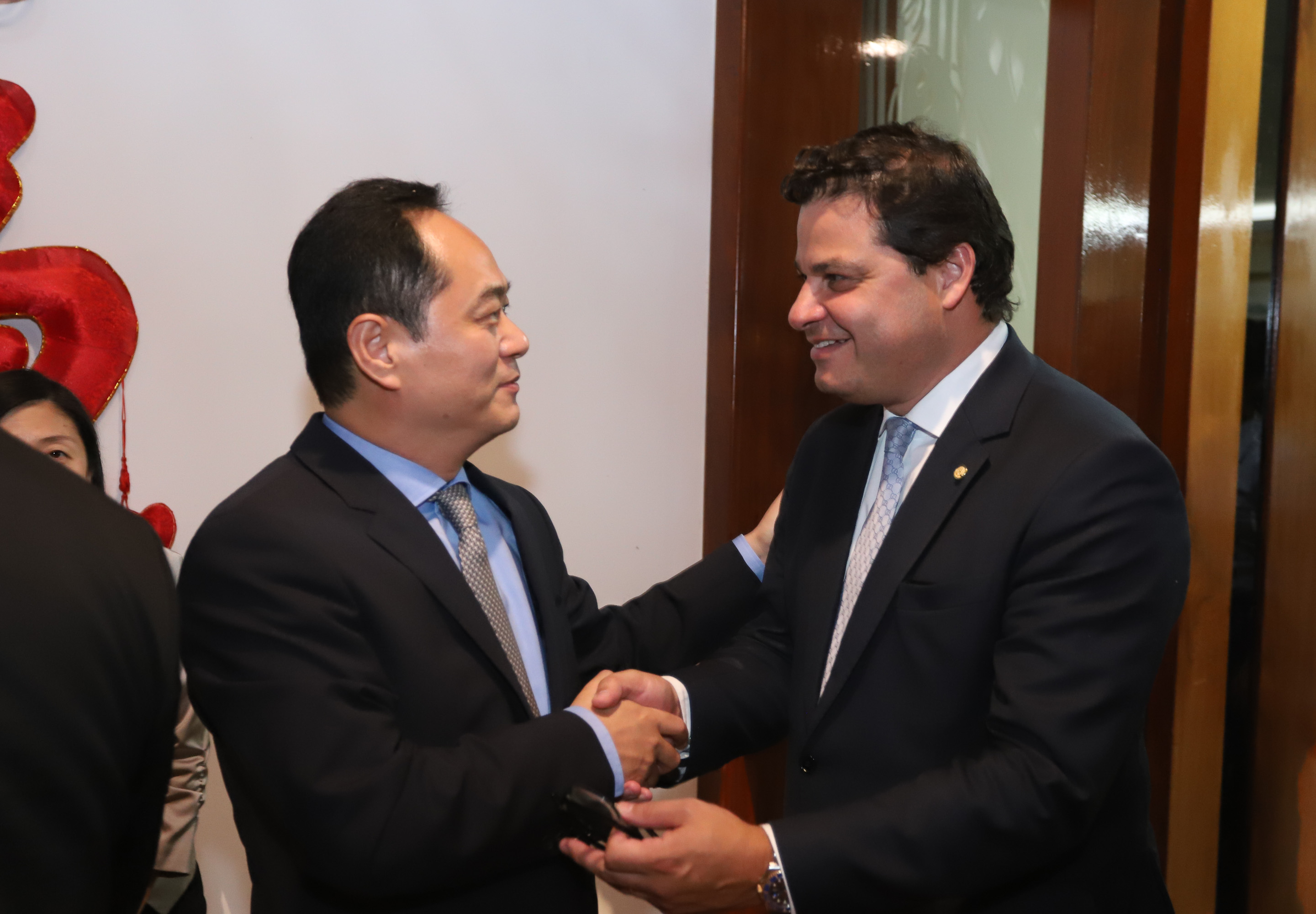 CHINA - O governador Carlos Massa Ratinho também esteve com o embaixador da China no Brasil, Yang Wanming. Ele apresentou como resultado da recente viagem ao país, na semana passada, a confirmação da visita do CEO da China Communications Construction Company (CCCC) - estatal chinesa e maior empresa de infraestrutura do País - ao Paraná no dia 14 de maio. Na foto, o secretário da Infraestrurtura e Logística, Sandro Alex - Curitiba, 29/04/2019 - Foto: Rodrigo Félix Leal/ANPr