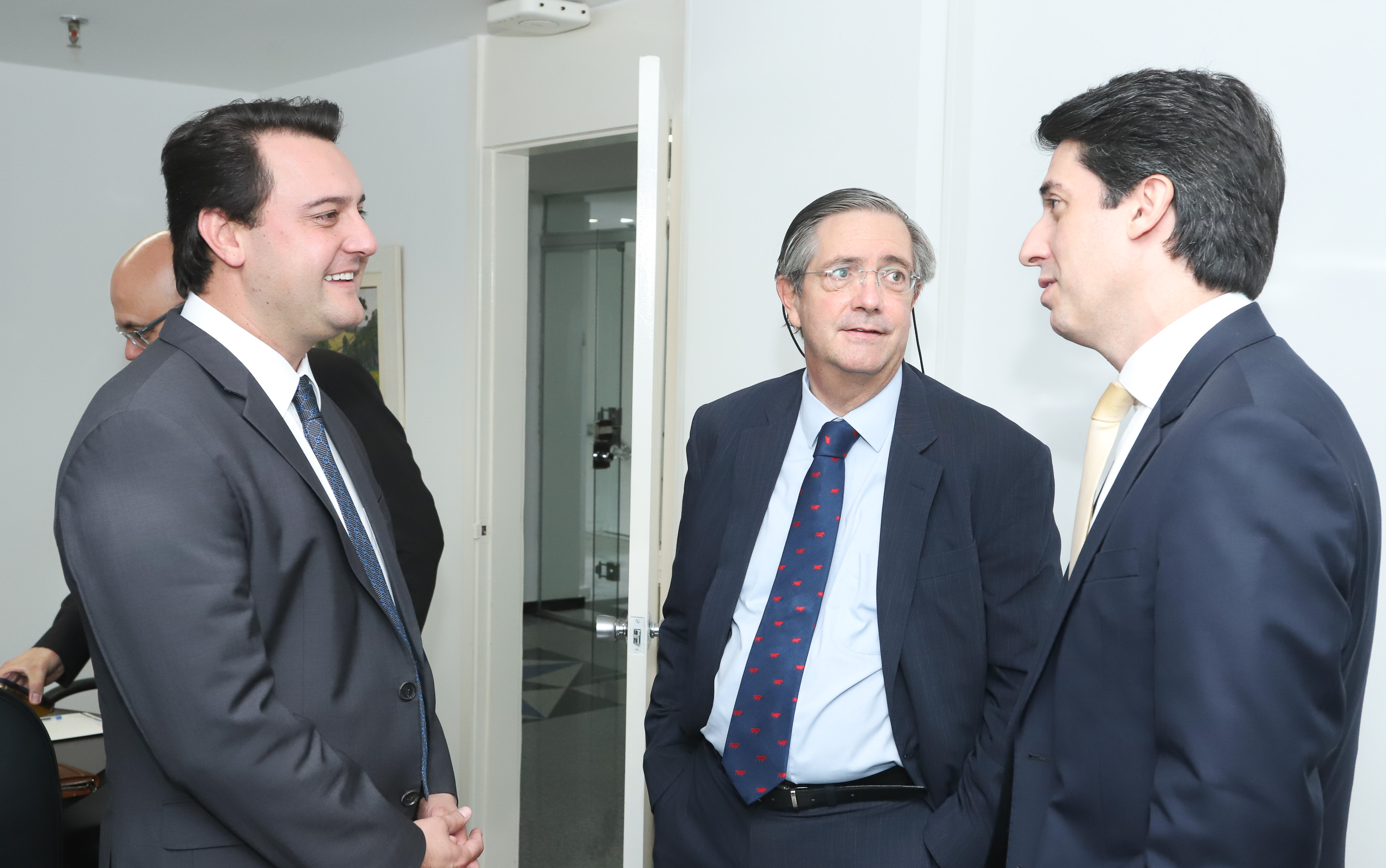 O governador Carlos Massa Ratinho Junior se reuniu na segunda-feira (29), em Brasília, com os embaixadores Nimia Ermelinda da Silva Boschert, do Paraguai, e Fernando Schmidt Ariztía, do Chile, para tratar do projeto do corredor bioceânico entre o Porto de Paranaguá e o Porto de Antofagasta. - BRasília, 29/04/2019 - Foto: Rodrigo Félix Leal/ANPr