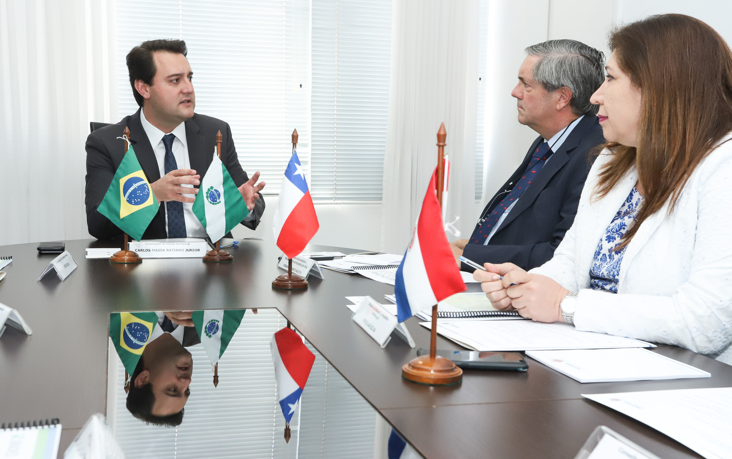 O governador Carlos Massa Ratinho Junior se reuniu na segunda-feira (29), em Brasília, com os embaixadores Nimia Ermelinda da Silva Boschert, do Paraguai, e Fernando Schmidt Ariztía, do Chile, para tratar do projeto do corredor bioceânico entre o Porto de Paranaguá e o Porto de Antofagasta. - BRasília, 29/04/2019 - Foto: Rodrigo Félix Leal/ANPr