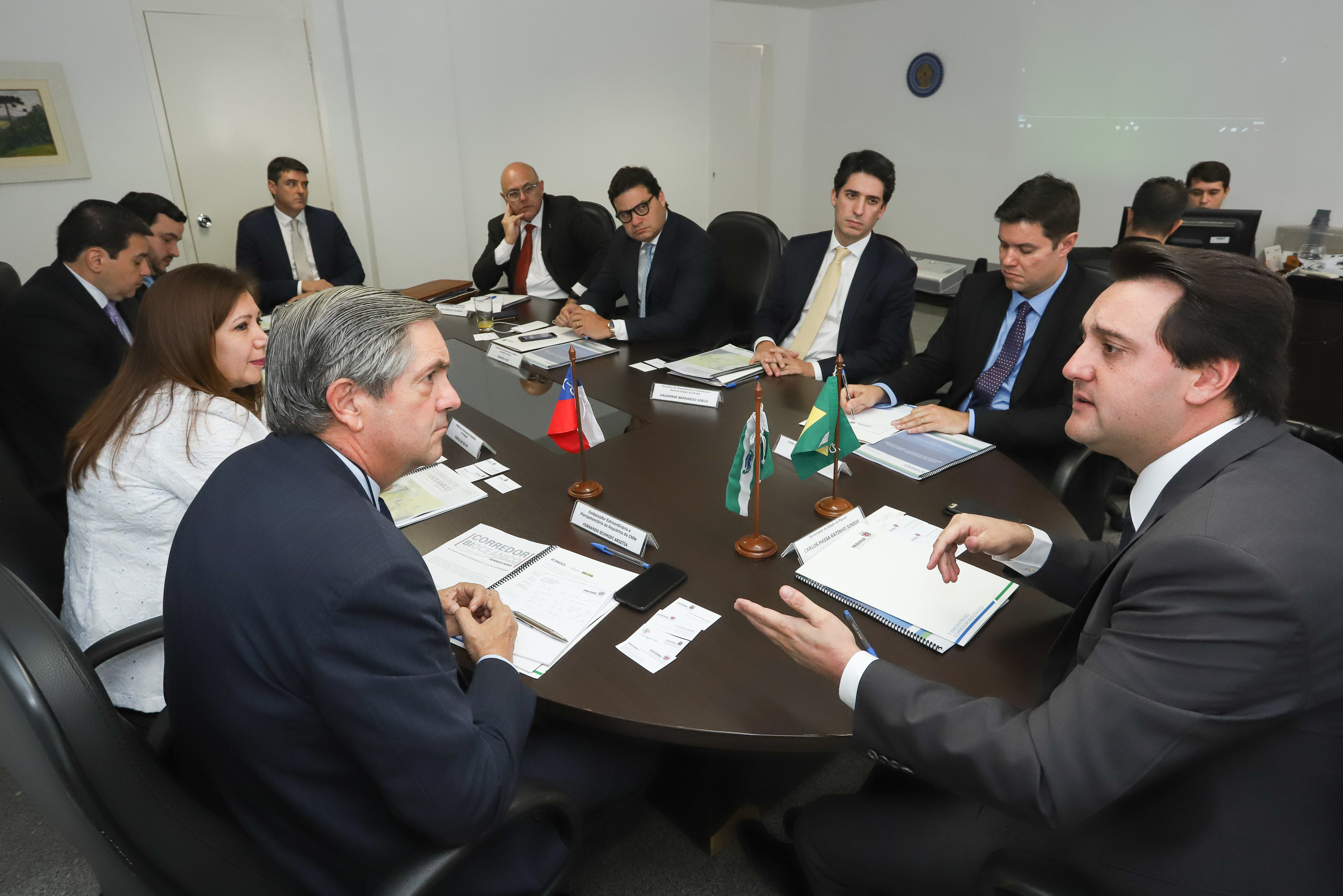 O governador Carlos Massa Ratinho Junior se reuniu na segunda-feira (29), em Brasília, com os embaixadores Nimia Ermelinda da Silva Boschert, do Paraguai, e Fernando Schmidt Ariztía, do Chile, para tratar do projeto do corredor bioceânico entre o Porto de Paranaguá e o Porto de Antofagasta. - BRasília, 29/04/2019 - Foto: Rodrigo Félix Leal/ANPr