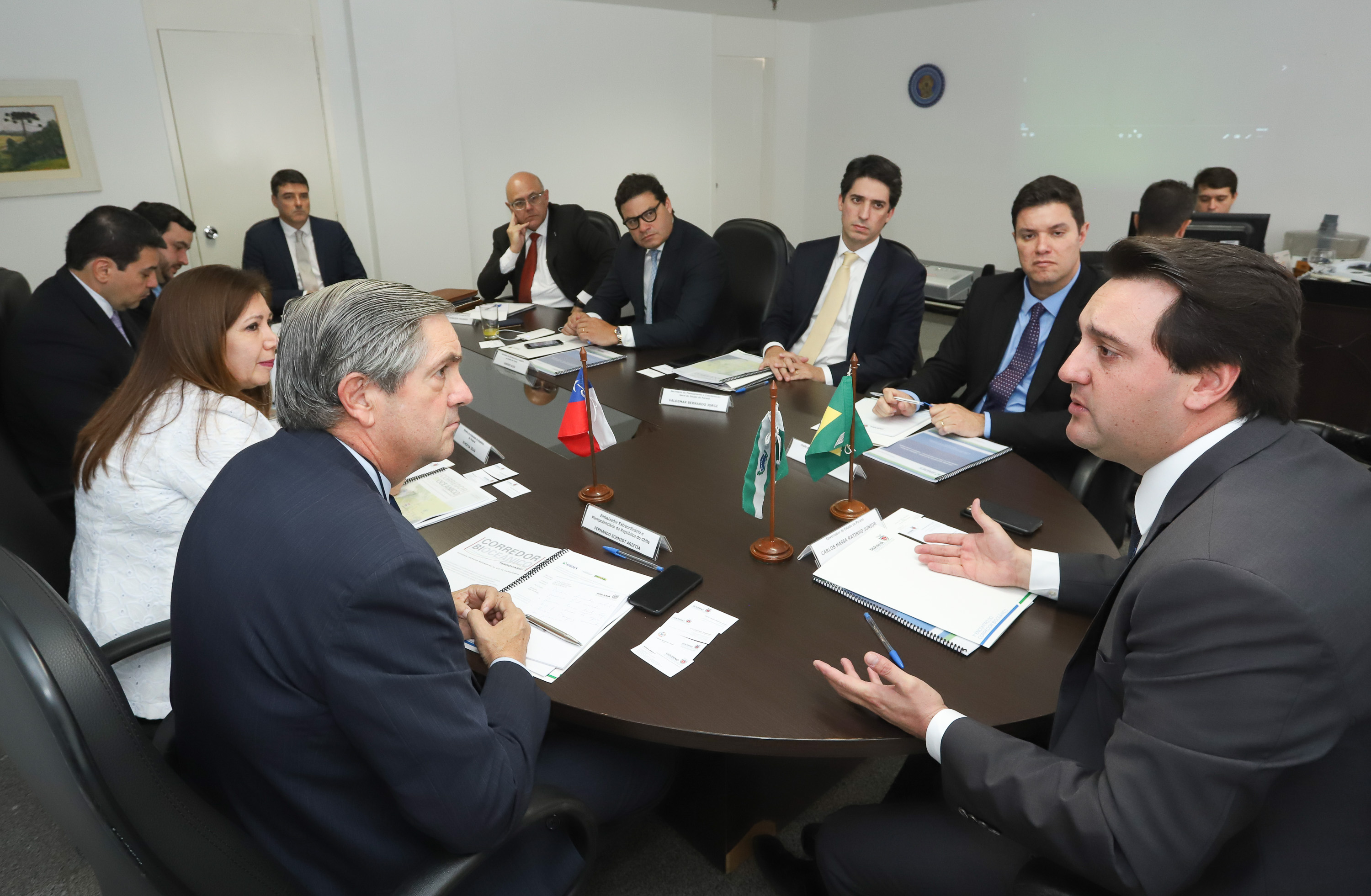 O governador Carlos Massa Ratinho Junior se reuniu na segunda-feira (29), em Brasília, com os embaixadores Nimia Ermelinda da Silva Boschert, do Paraguai, e Fernando Schmidt Ariztía, do Chile, para tratar do projeto do corredor bioceânico entre o Porto de Paranaguá e o Porto de Antofagasta. - BRasília, 29/04/2019 - Foto: Rodrigo Félix Leal/ANPr