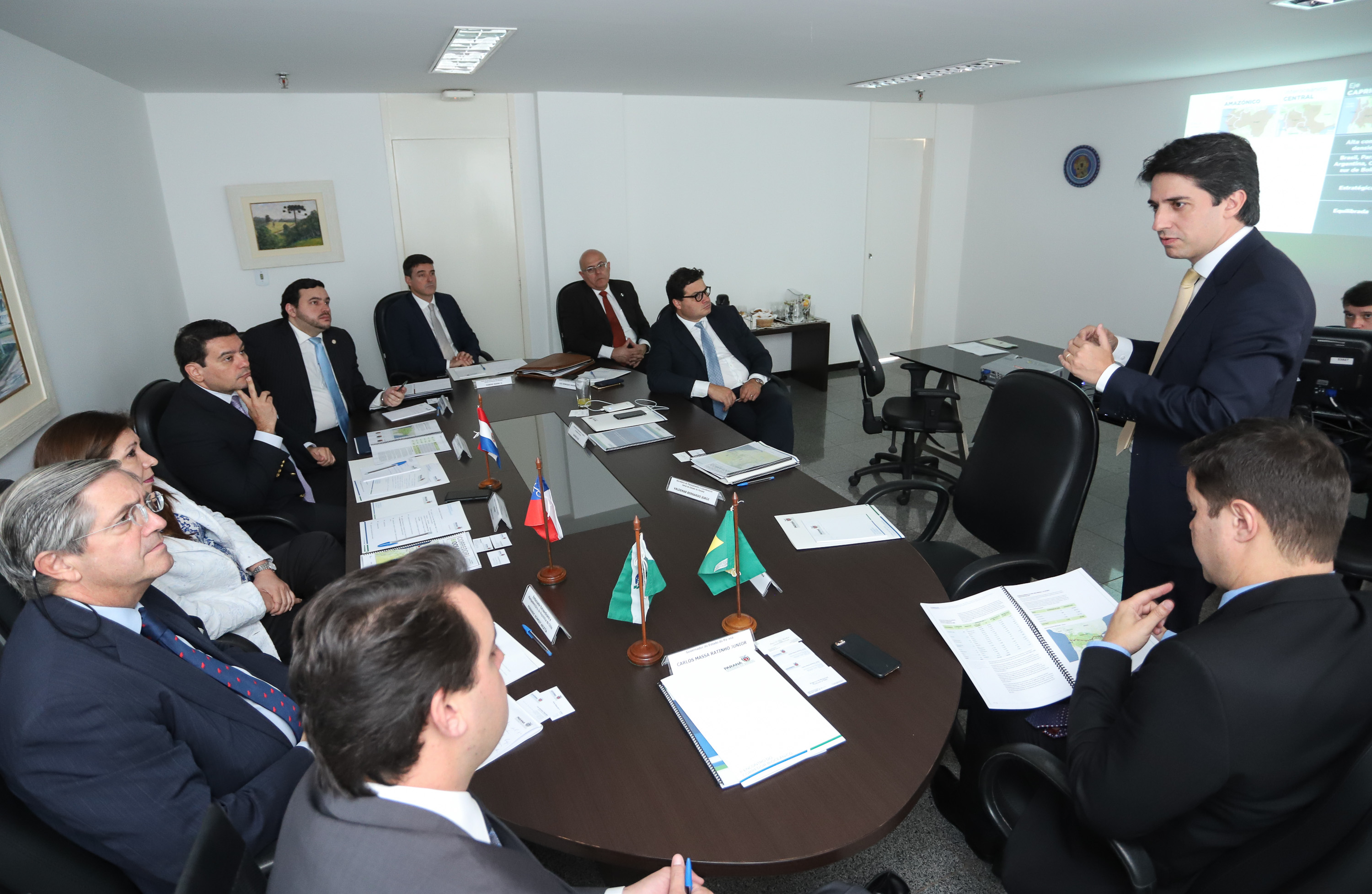 O governador Carlos Massa Ratinho Junior se reuniu na segunda-feira (29), em Brasília, com os embaixadores Nimia Ermelinda da Silva Boschert, do Paraguai, e Fernando Schmidt Ariztía, do Chile, para tratar do projeto do corredor bioceânico entre o Porto de Paranaguá e o Porto de Antofagasta. - BRasília, 29/04/2019 - Foto: Rodrigo Félix Leal/ANPr
