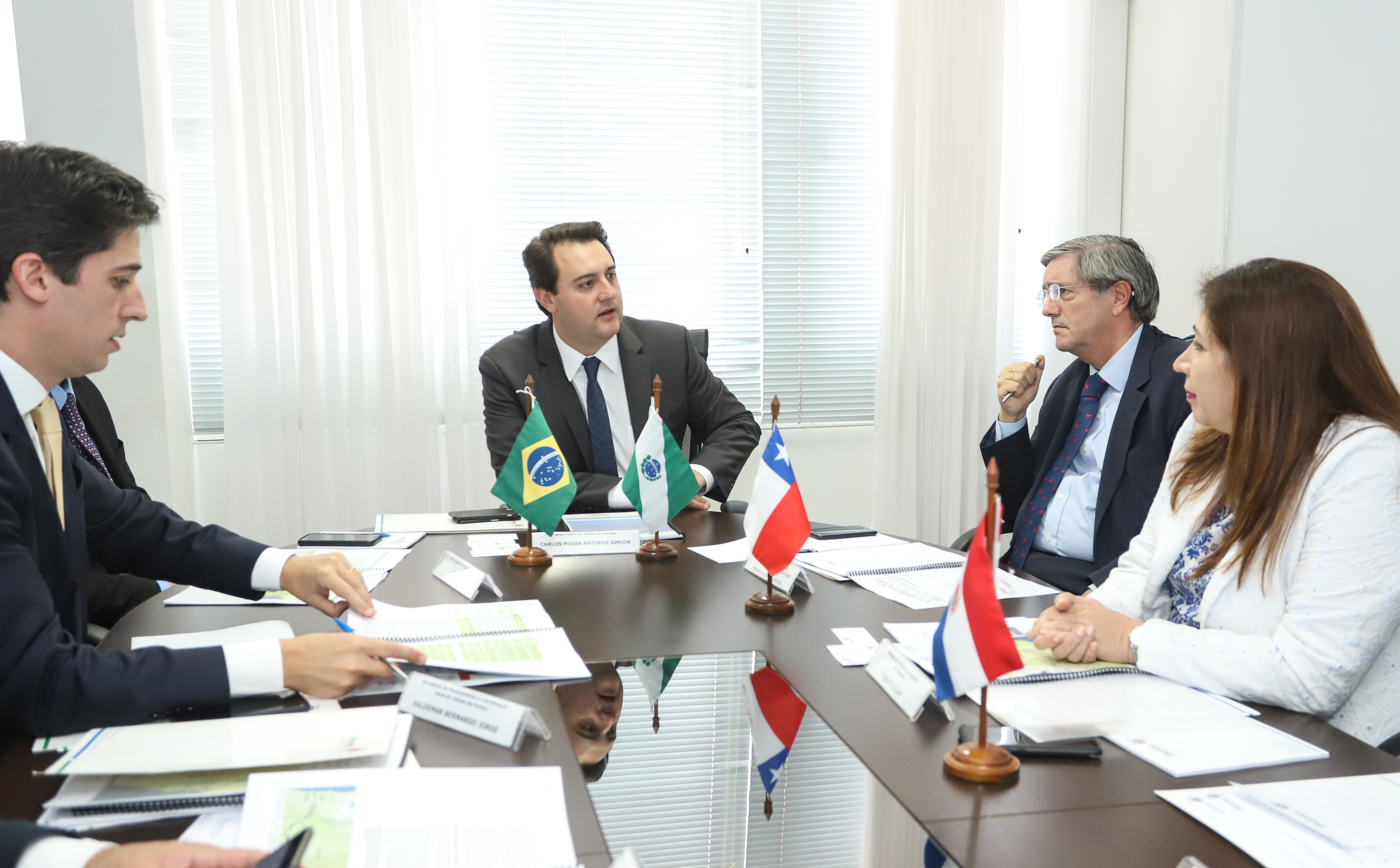O governador Carlos Massa Ratinho Junior se reuniu na segunda-feira (29), em Brasília, com os embaixadores Nimia Ermelinda da Silva Boschert, do Paraguai, e Fernando Schmidt Ariztía, do Chile, para tratar do projeto do corredor bioceânico entre o Porto de Paranaguá e o Porto de Antofagasta. - BRasília, 29/04/2019 - Foto: Rodrigo Félix Leal/ANPr
