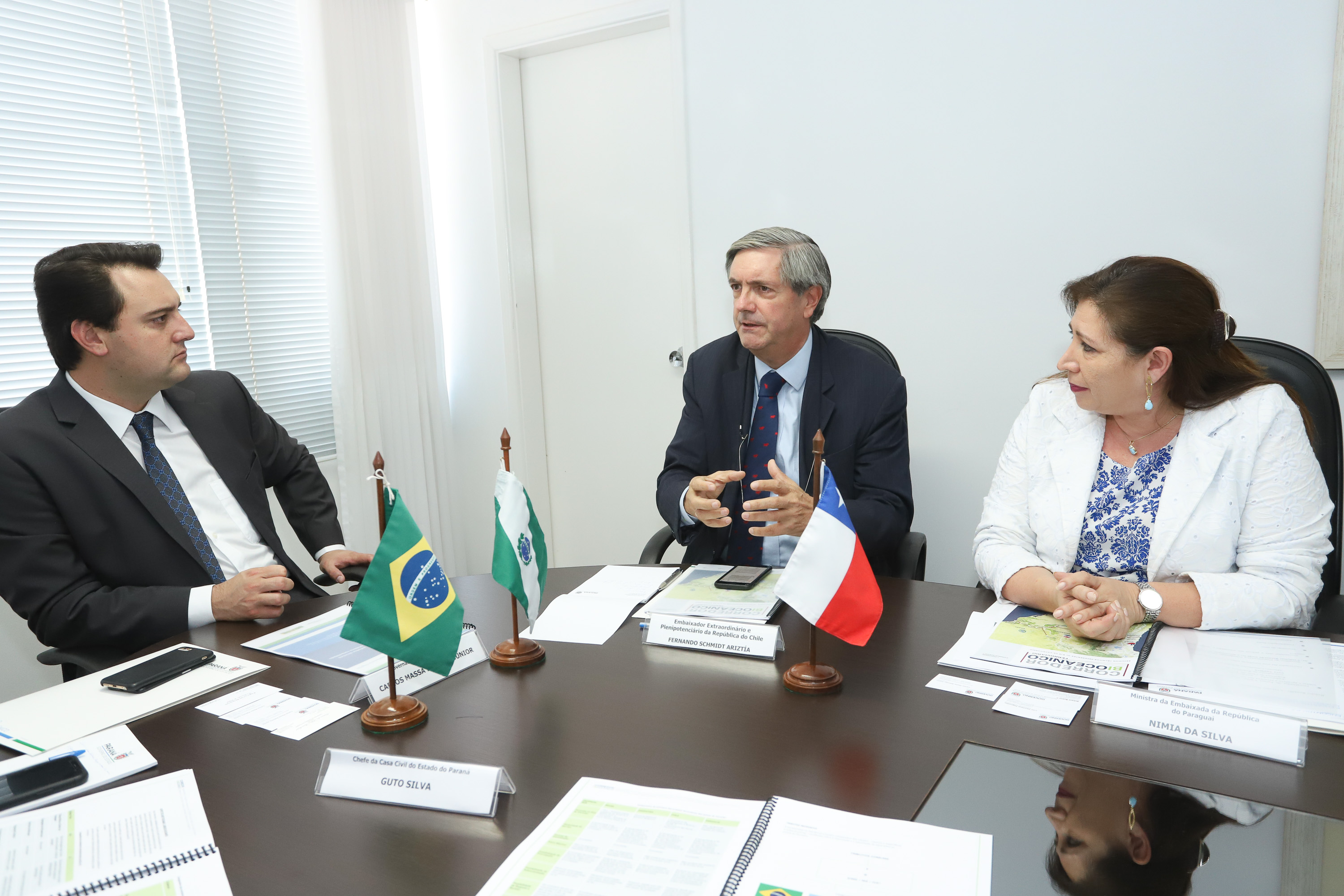 O governador Carlos Massa Ratinho Junior se reuniu na segunda-feira (29), em Brasília, com os embaixadores Nimia Ermelinda da Silva Boschert, do Paraguai, e Fernando Schmidt Ariztía, do Chile, para tratar do projeto do corredor bioceânico entre o Porto de Paranaguá e o Porto de Antofagasta. - BRasília, 29/04/2019 - Foto: Rodrigo Félix Leal/ANPr