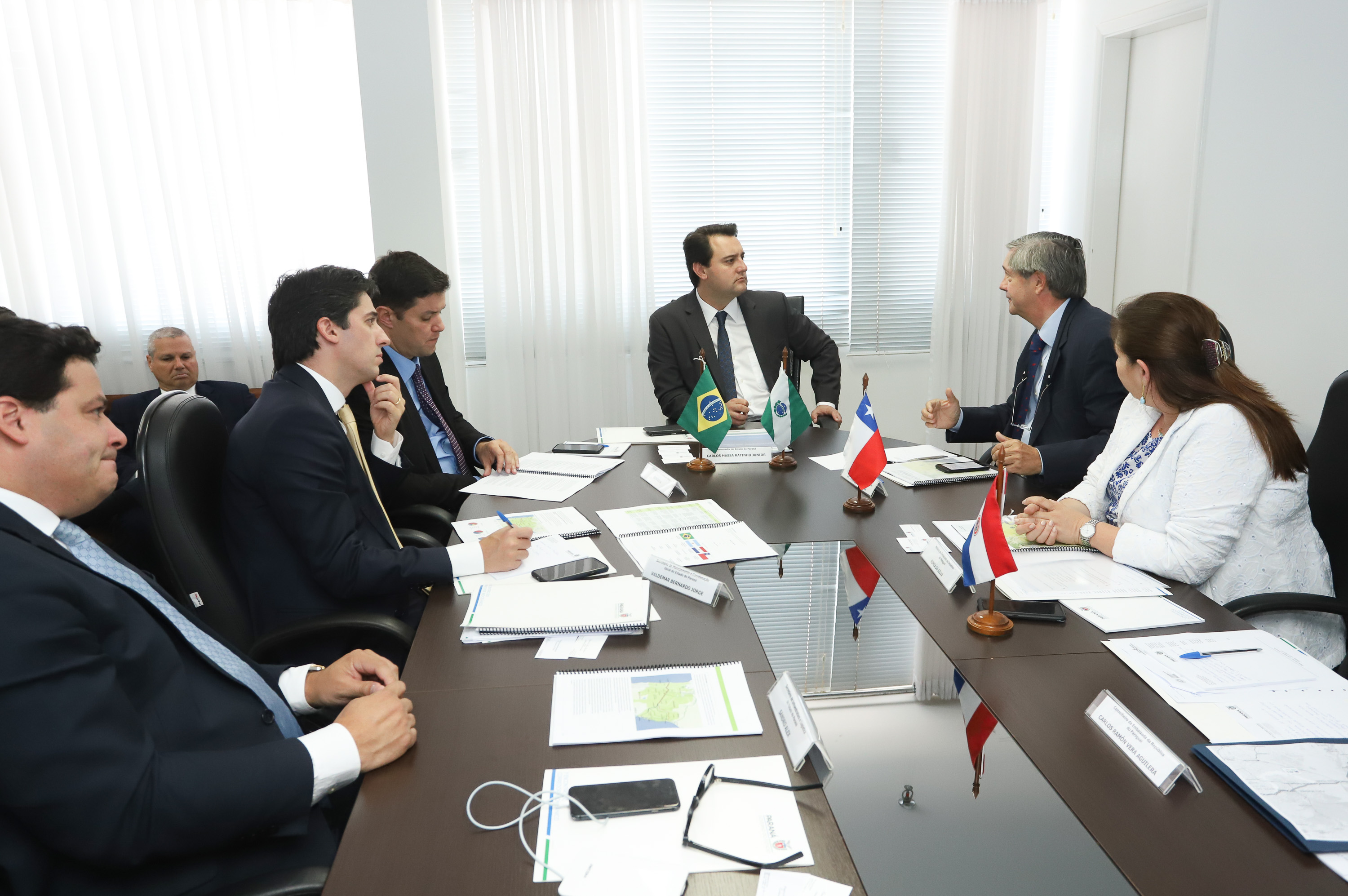 O governador Carlos Massa Ratinho Junior se reuniu na segunda-feira (29), em Brasília, com os embaixadores Nimia Ermelinda da Silva Boschert, do Paraguai, e Fernando Schmidt Ariztía, do Chile, para tratar do projeto do corredor bioceânico entre o Porto de Paranaguá e o Porto de Antofagasta. - BRasília, 29/04/2019 - Foto: Rodrigo Félix Leal/ANPr