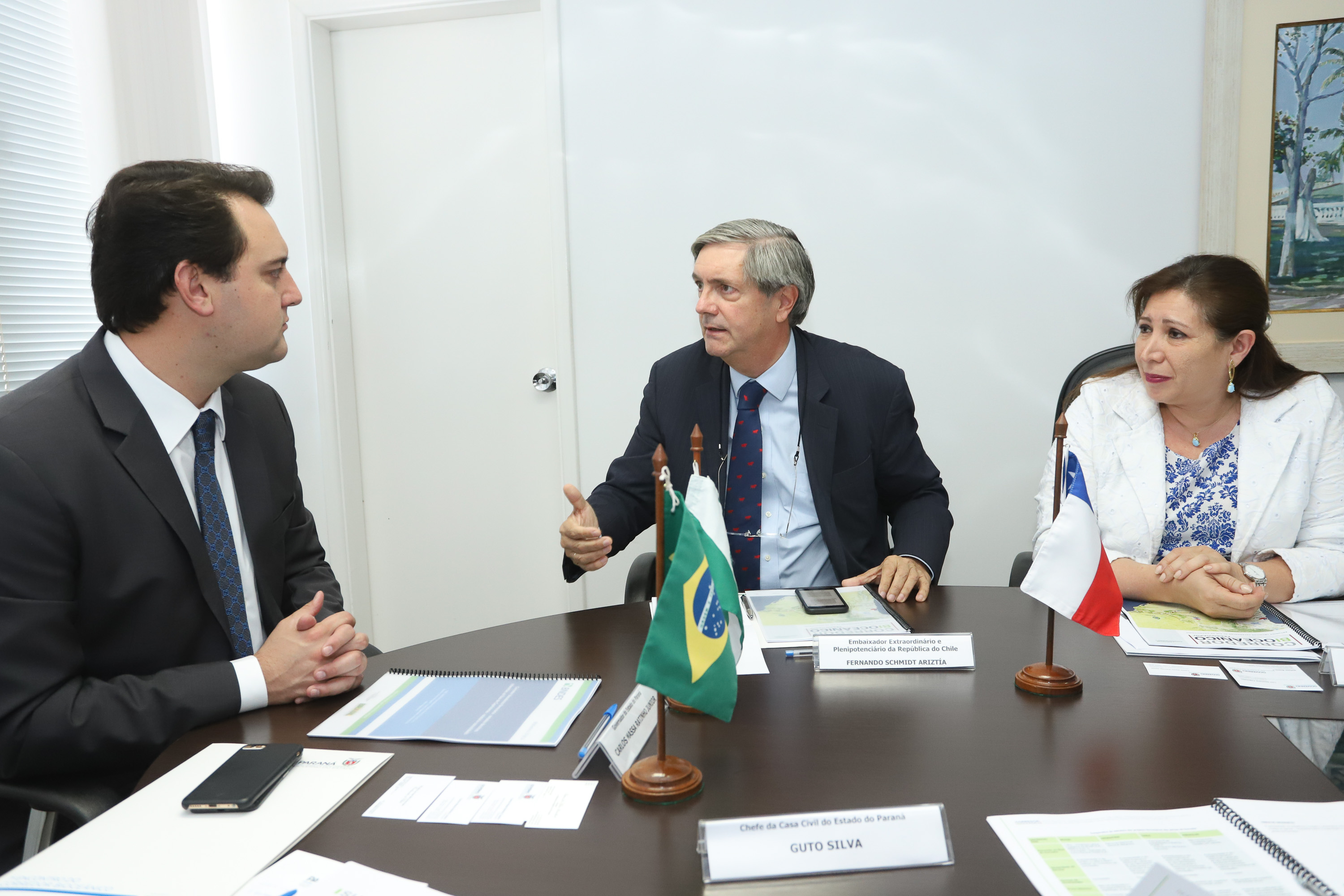 O governador Carlos Massa Ratinho Junior se reuniu na segunda-feira (29), em Brasília, com os embaixadores Nimia Ermelinda da Silva Boschert, do Paraguai, e Fernando Schmidt Ariztía, do Chile, para tratar do projeto do corredor bioceânico entre o Porto de Paranaguá e o Porto de Antofagasta. - BRasília, 29/04/2019 - Foto: Rodrigo Félix Leal/ANPr