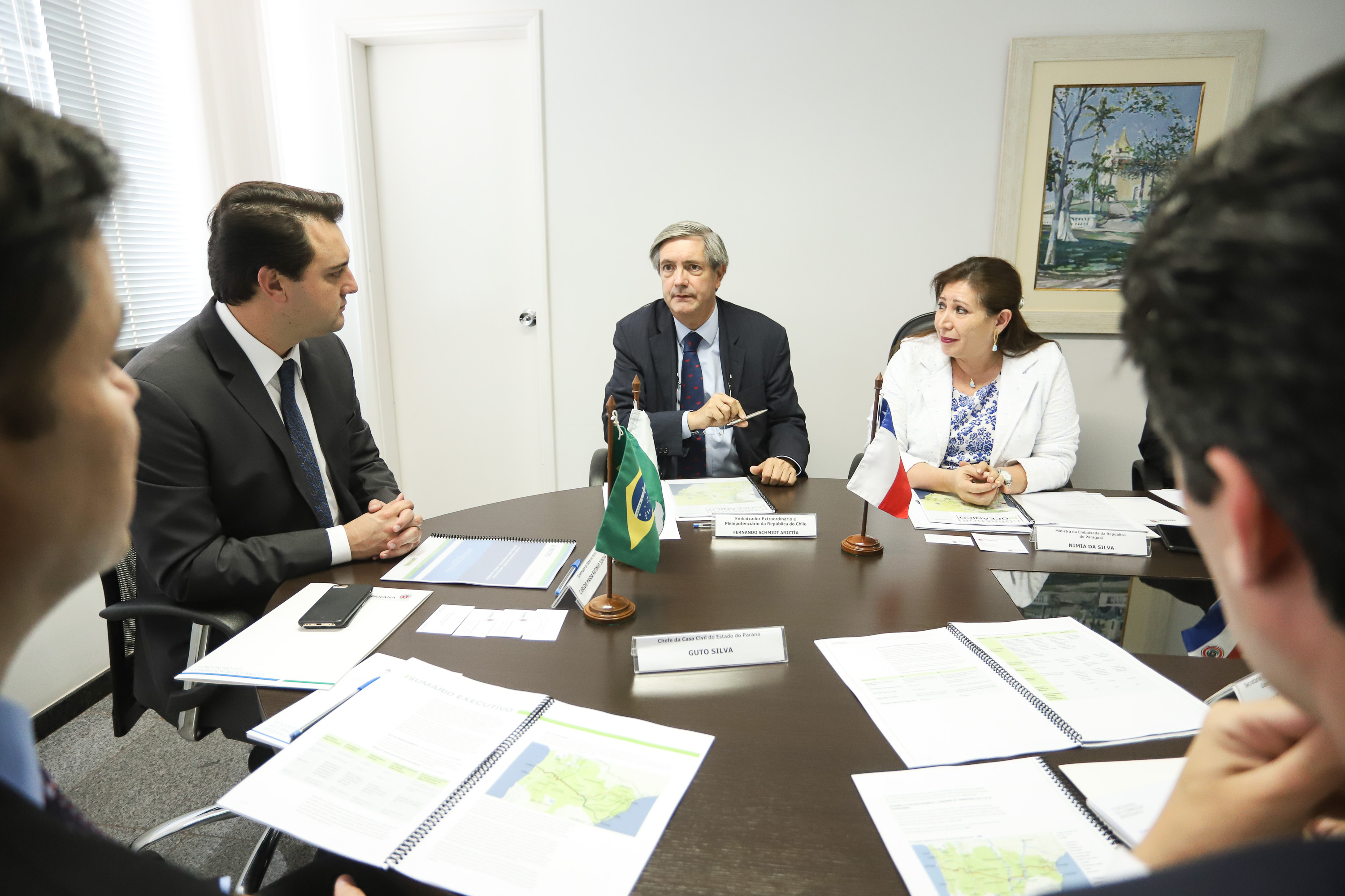 O governador Carlos Massa Ratinho Junior se reuniu na segunda-feira (29), em Brasília, com os embaixadores Nimia Ermelinda da Silva Boschert, do Paraguai, e Fernando Schmidt Ariztía, do Chile, para tratar do projeto do corredor bioceânico entre o Porto de Paranaguá e o Porto de Antofagasta. - BRasília, 29/04/2019 - Foto: Rodrigo Félix Leal/ANPr