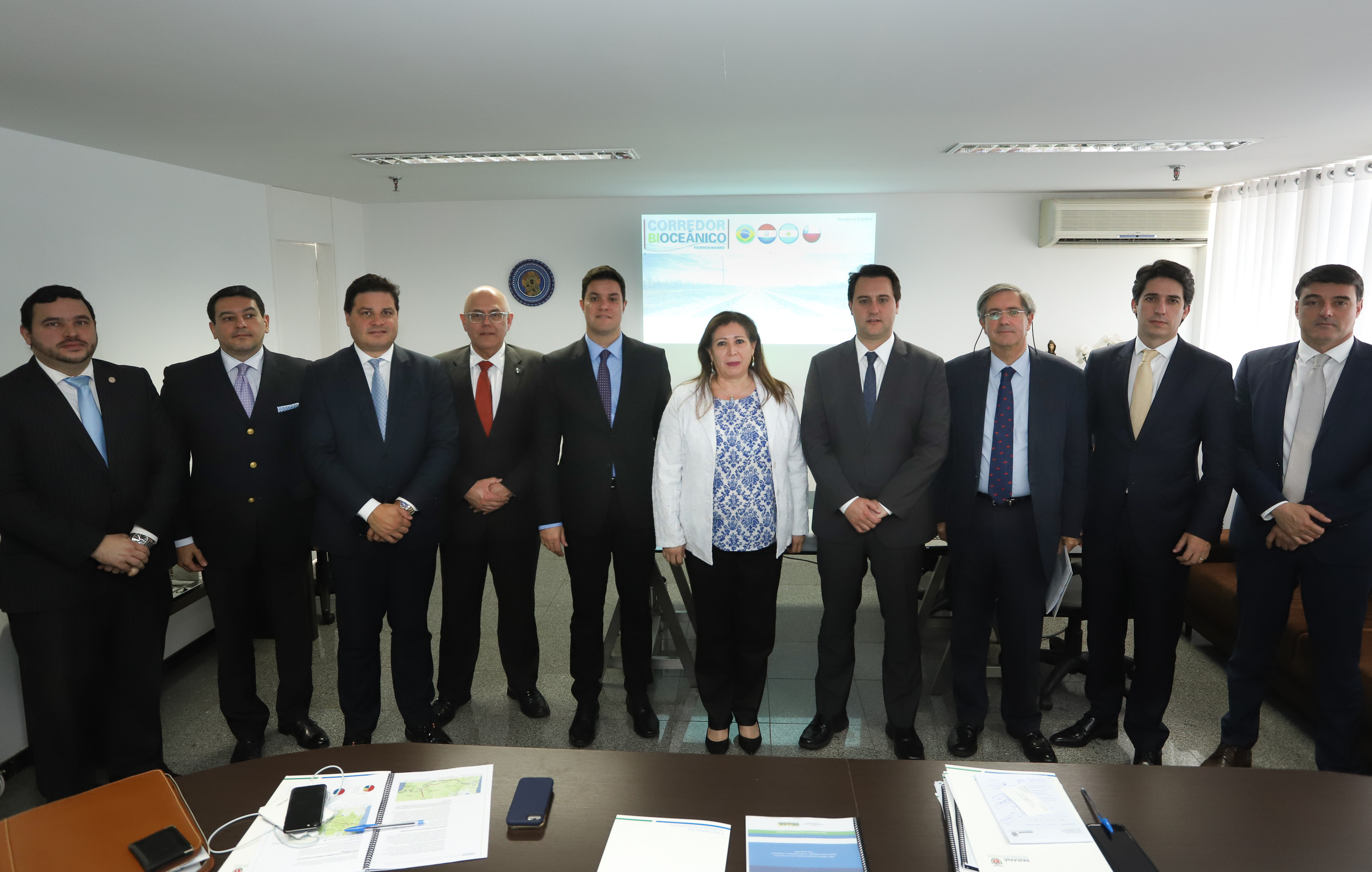 O governador Carlos Massa Ratinho Junior se reuniu na segunda-feira (29), em Brasília, com os embaixadores Nimia Ermelinda da Silva Boschert, do Paraguai, e Fernando Schmidt Ariztía, do Chile, para tratar do projeto do corredor bioceânico entre o Porto de Paranaguá e o Porto de Antofagasta. - BRasília, 29/04/2019 - Foto: Rodrigo Félix Leal/ANPr